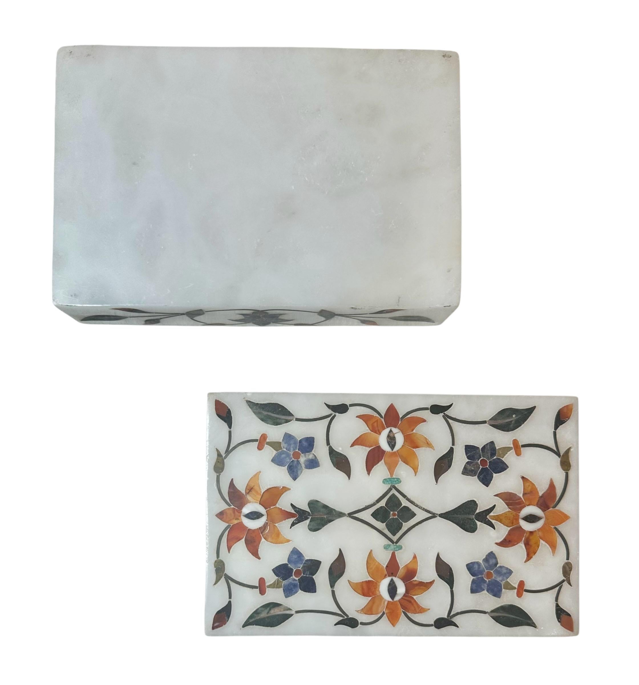 1940s Indian Marble Box Inlaid with Lapis and Agate For Sale 6