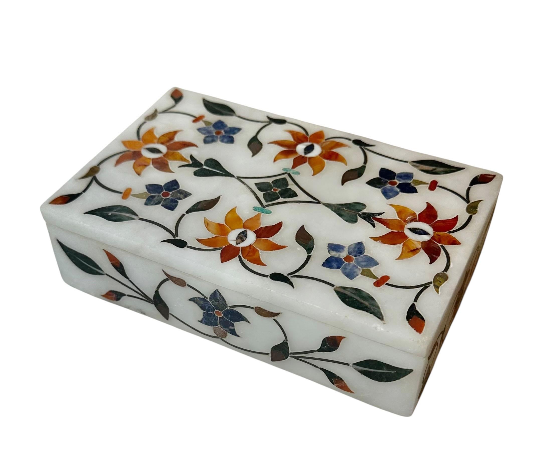 1940s Indian Marble Box Inlaid with Lapis and Agate For Sale 8
