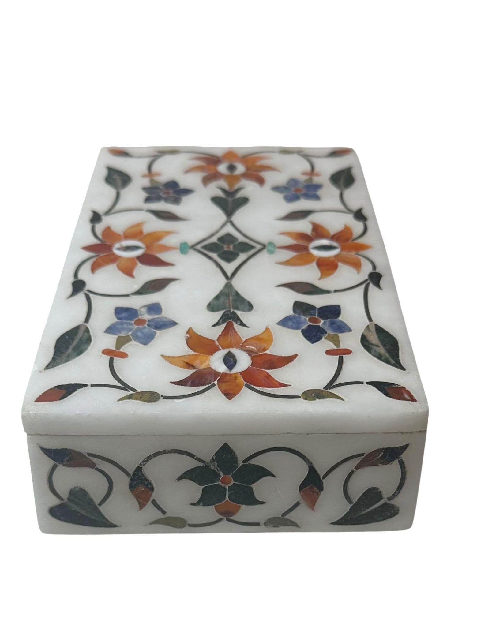 1940s Indian Marble Box Inlaid with Lapis and Agate For Sale 2