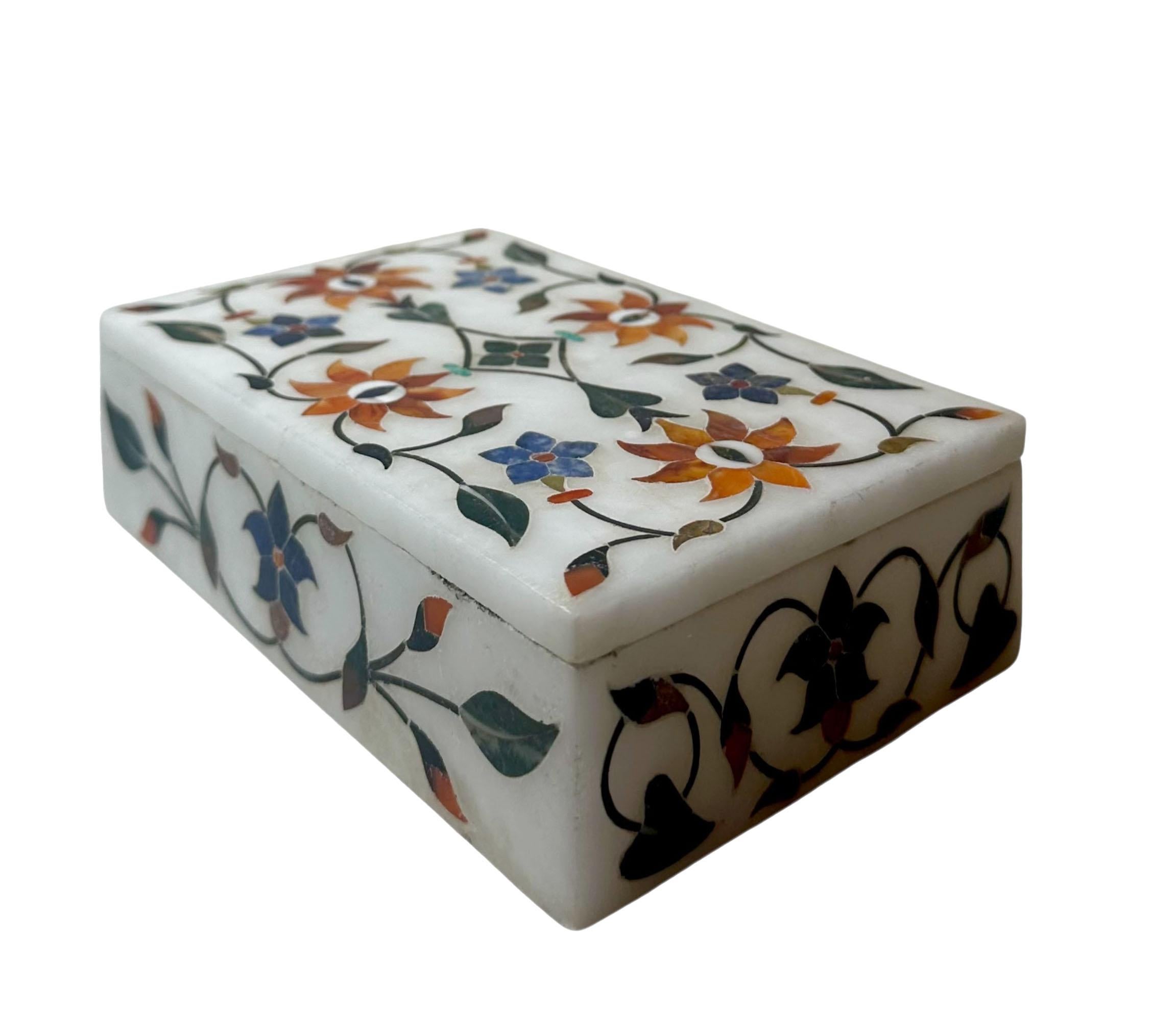1940s Indian Marble Box Inlaid with Lapis and Agate For Sale 3