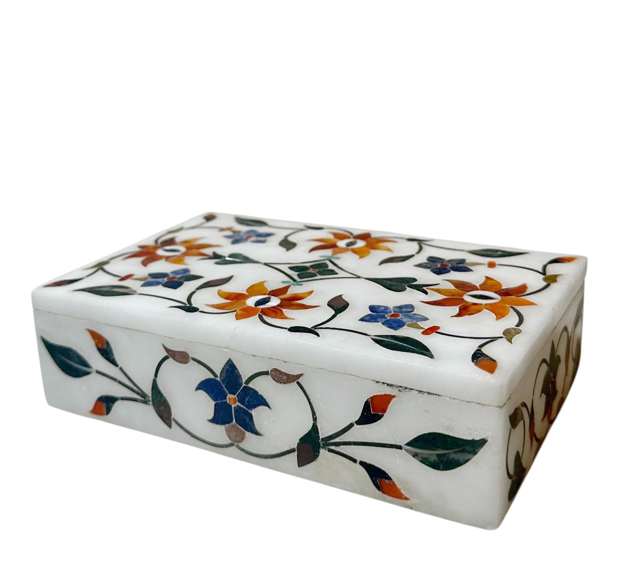 1940s Indian Marble Box Inlaid with Lapis and Agate For Sale 4