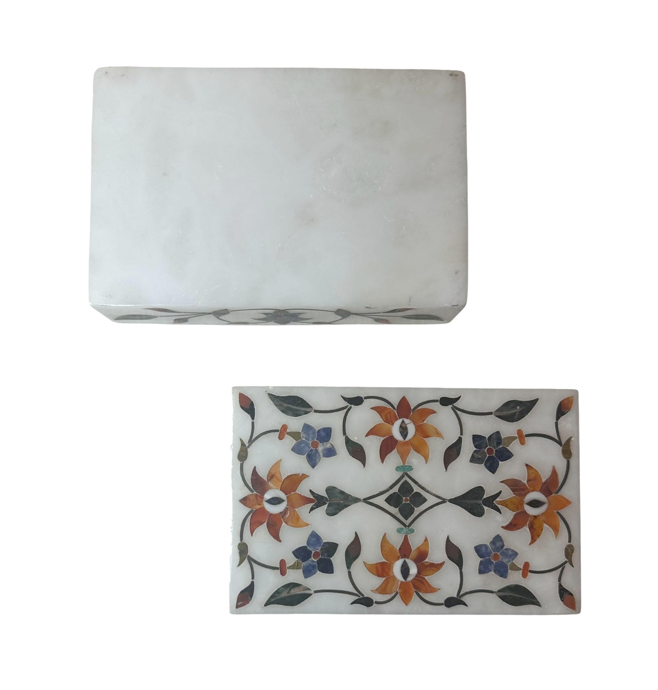 1940s Indian Marble Box Inlaid with Lapis and Agate For Sale 5