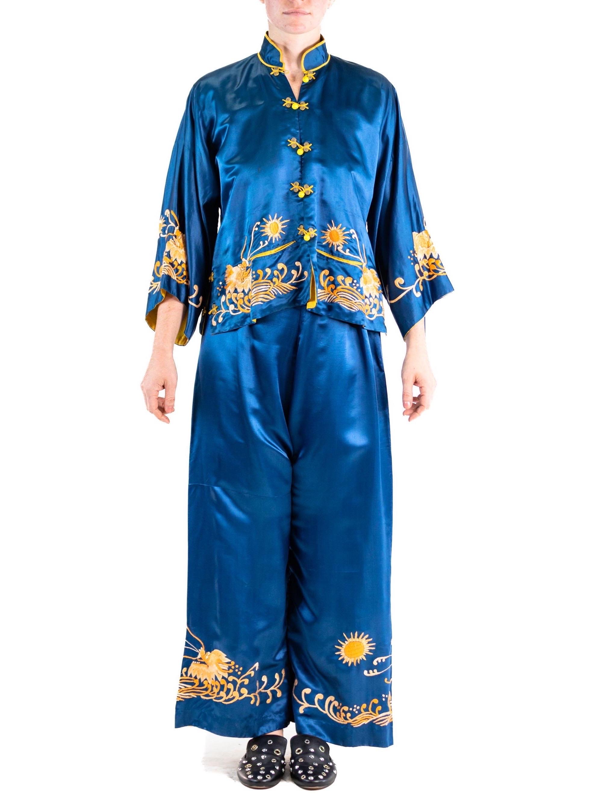 1940S Veste dragon soleil chinois en satin de soie brodé à la main, bleu indigo Excellent état - En vente à New York, NY
