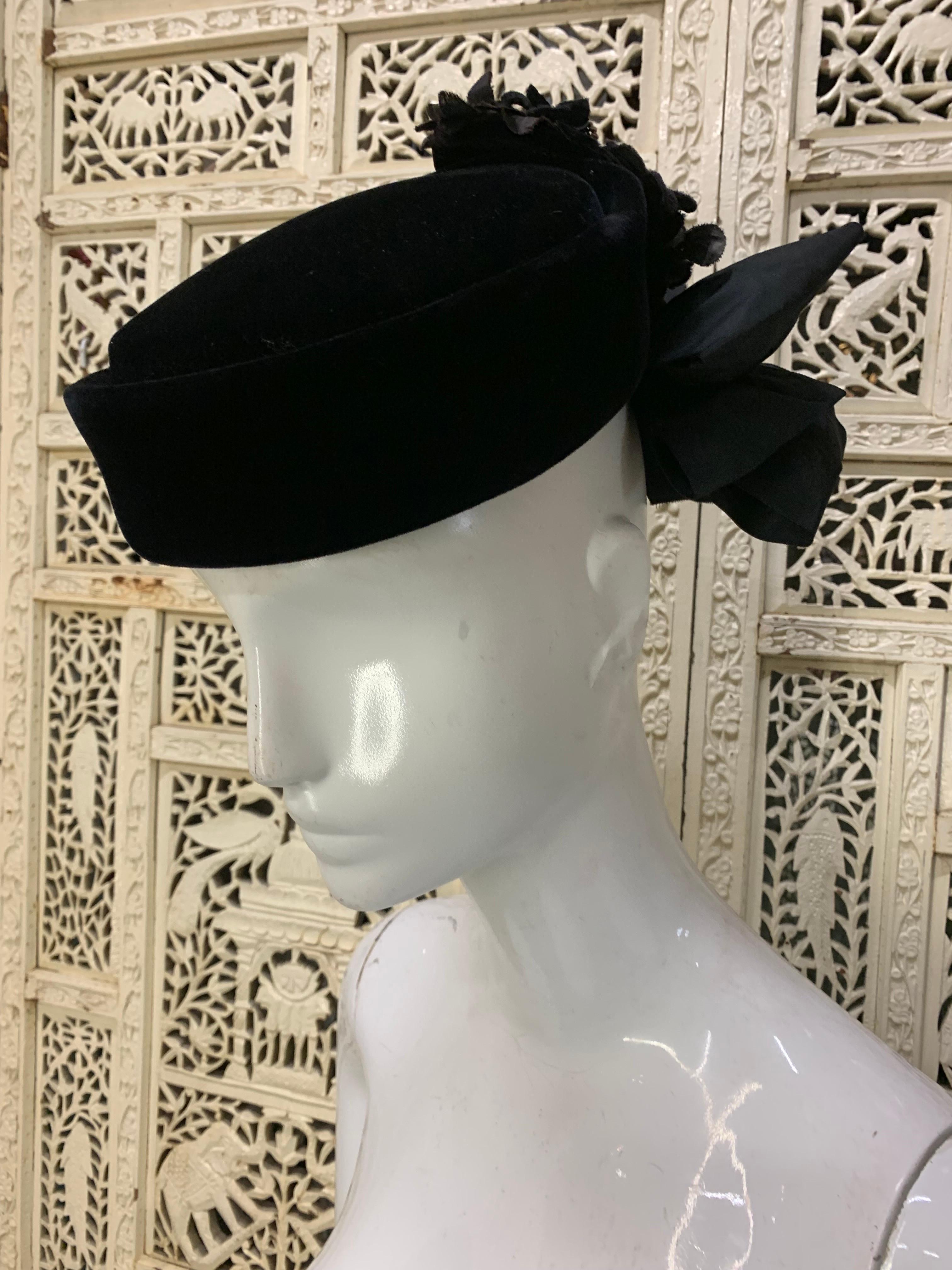 1940s Irina Roublon Couture Avant Garde Velvet Hat w Needlepoint Portrait  en vente 2