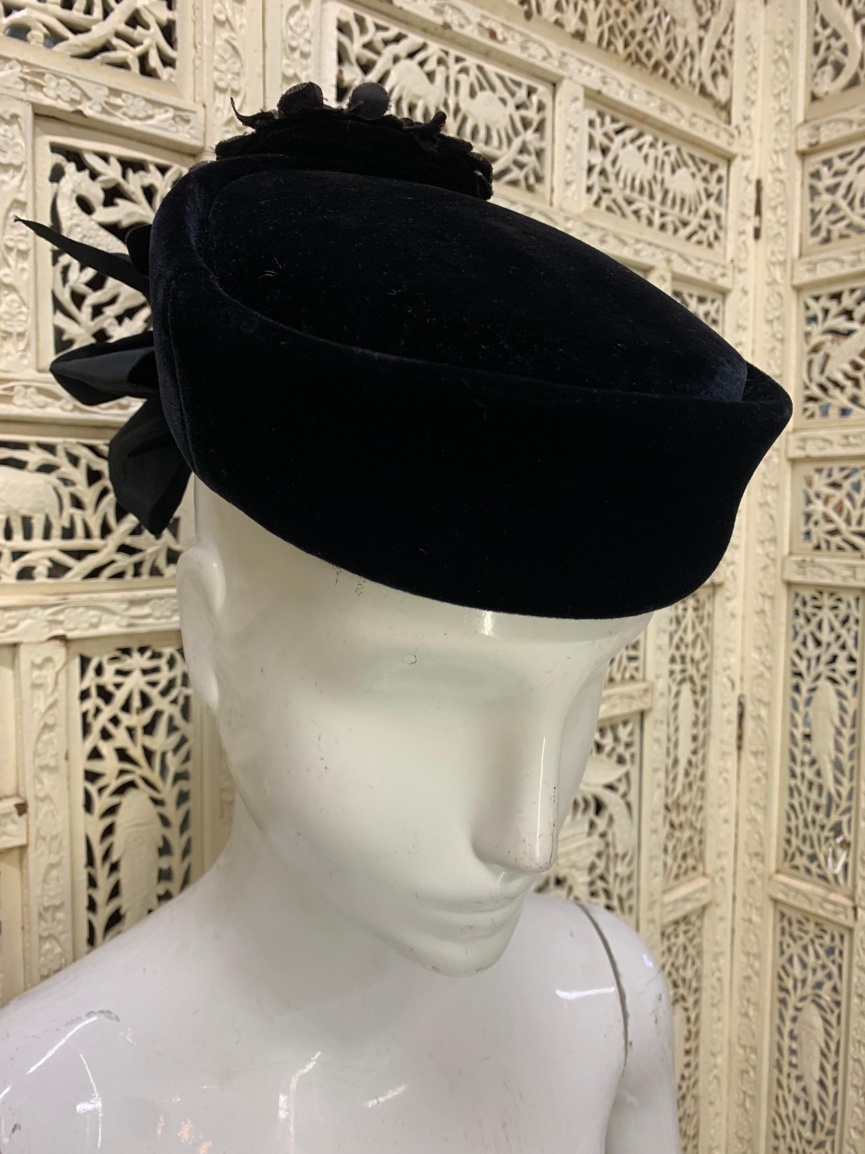 1940s Irina Roublon Couture Avant Garde Velvet Hat w Needlepoint Portrait  en vente 4