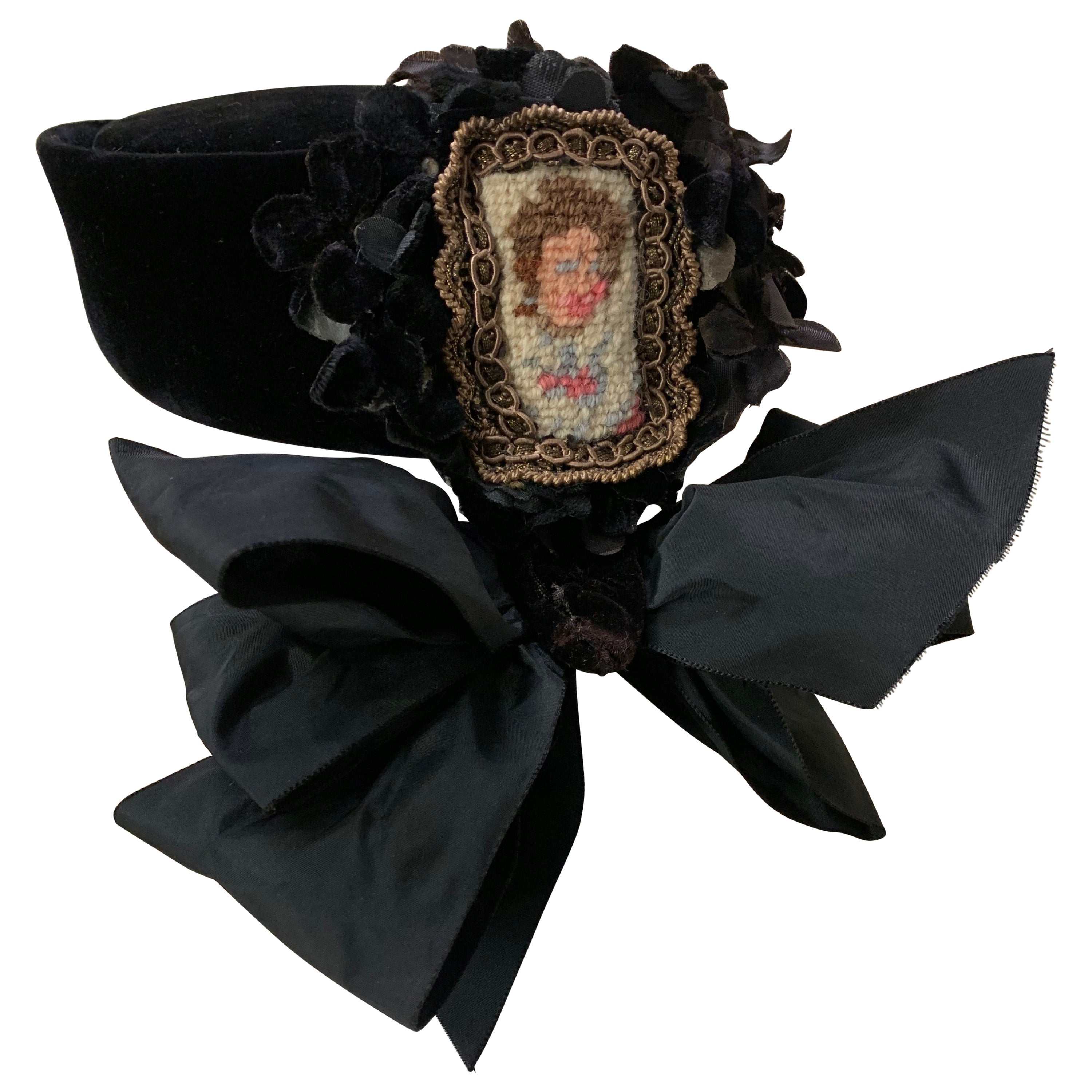 1940s Irina Roublon Couture Avant Garde Sombrero de terciopelo con retrato de punto de aguja