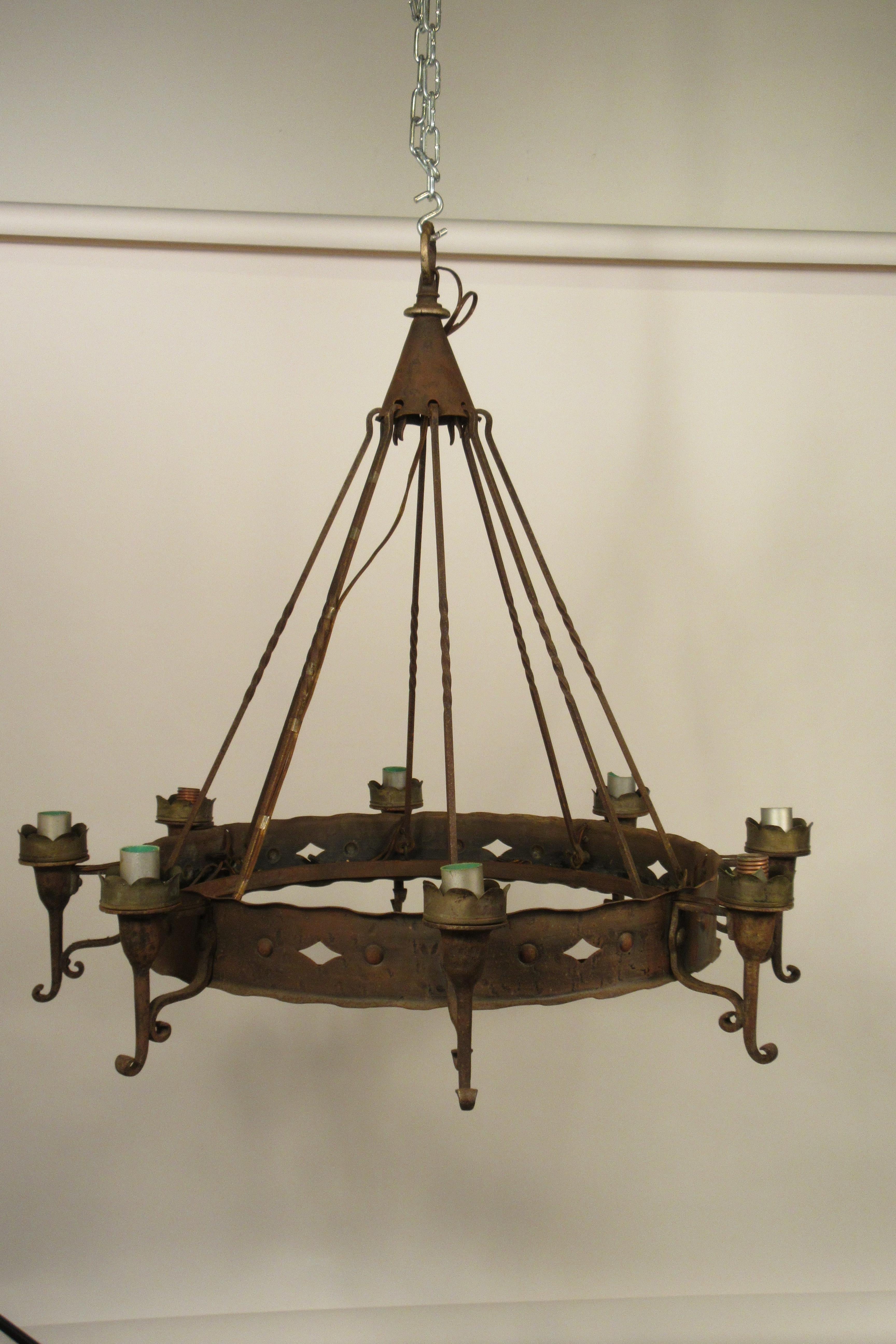 Lampadario gotico in ferro del 1940.