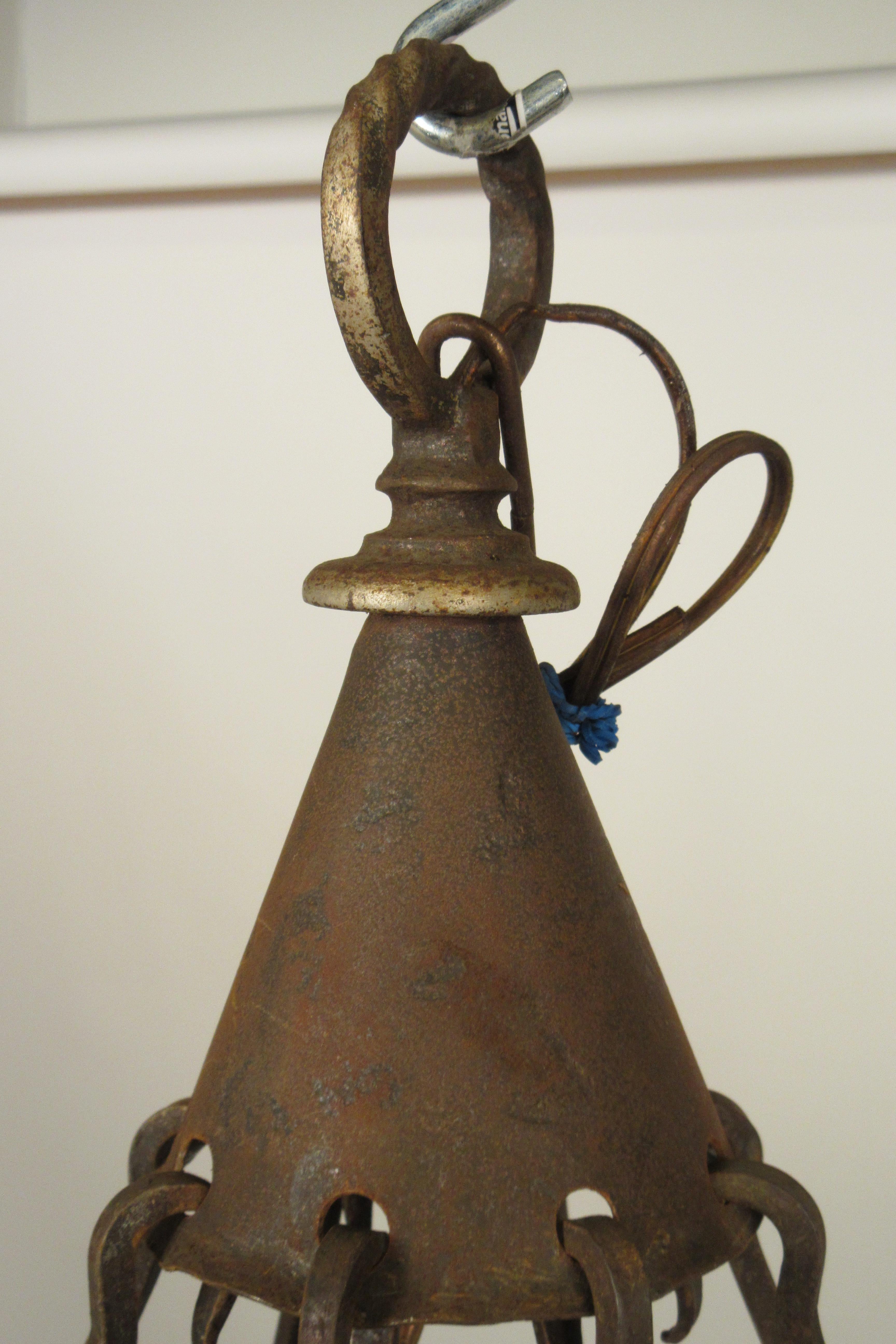 Lampadario gotico in ferro del 1940 in vendita 4