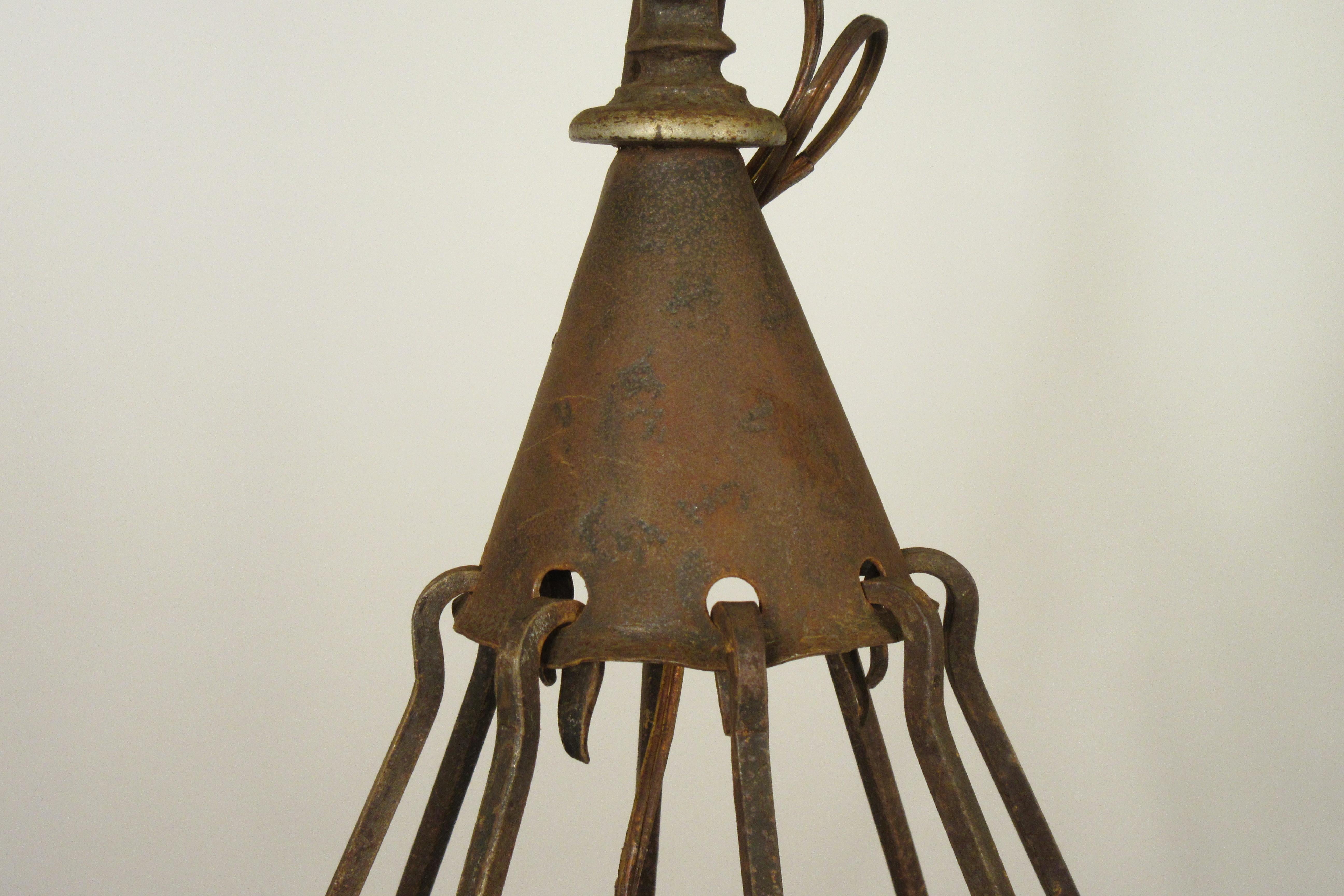 Lampadario gotico in ferro del 1940 in vendita 5