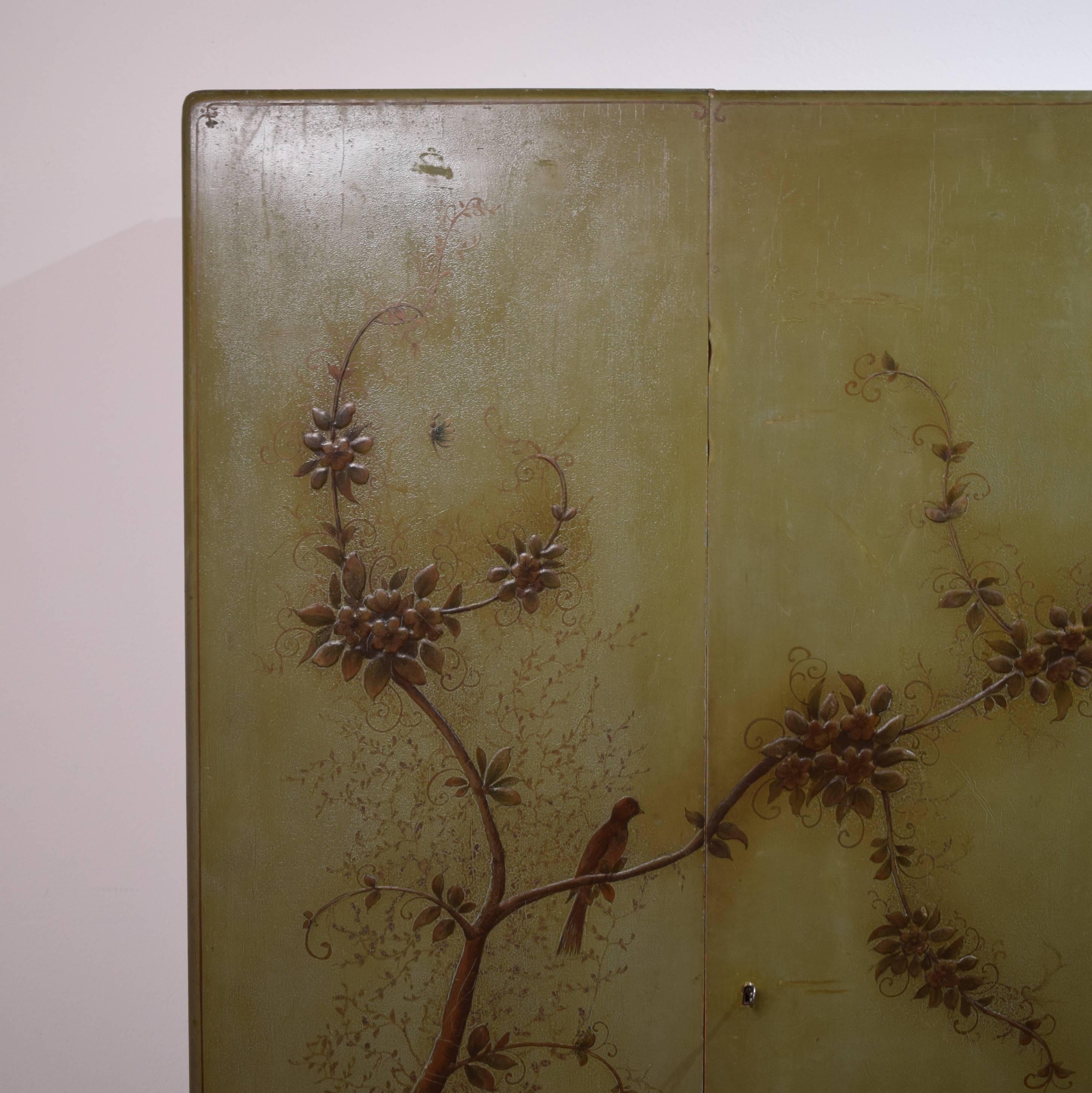 This unique and extreme rare Italian green chinoiserie lacquered cabinet was made in the 1940s.
The beautiful decoration was painted by hand and is from a very good quality. The cabinets in original condition and you will never find a piece like