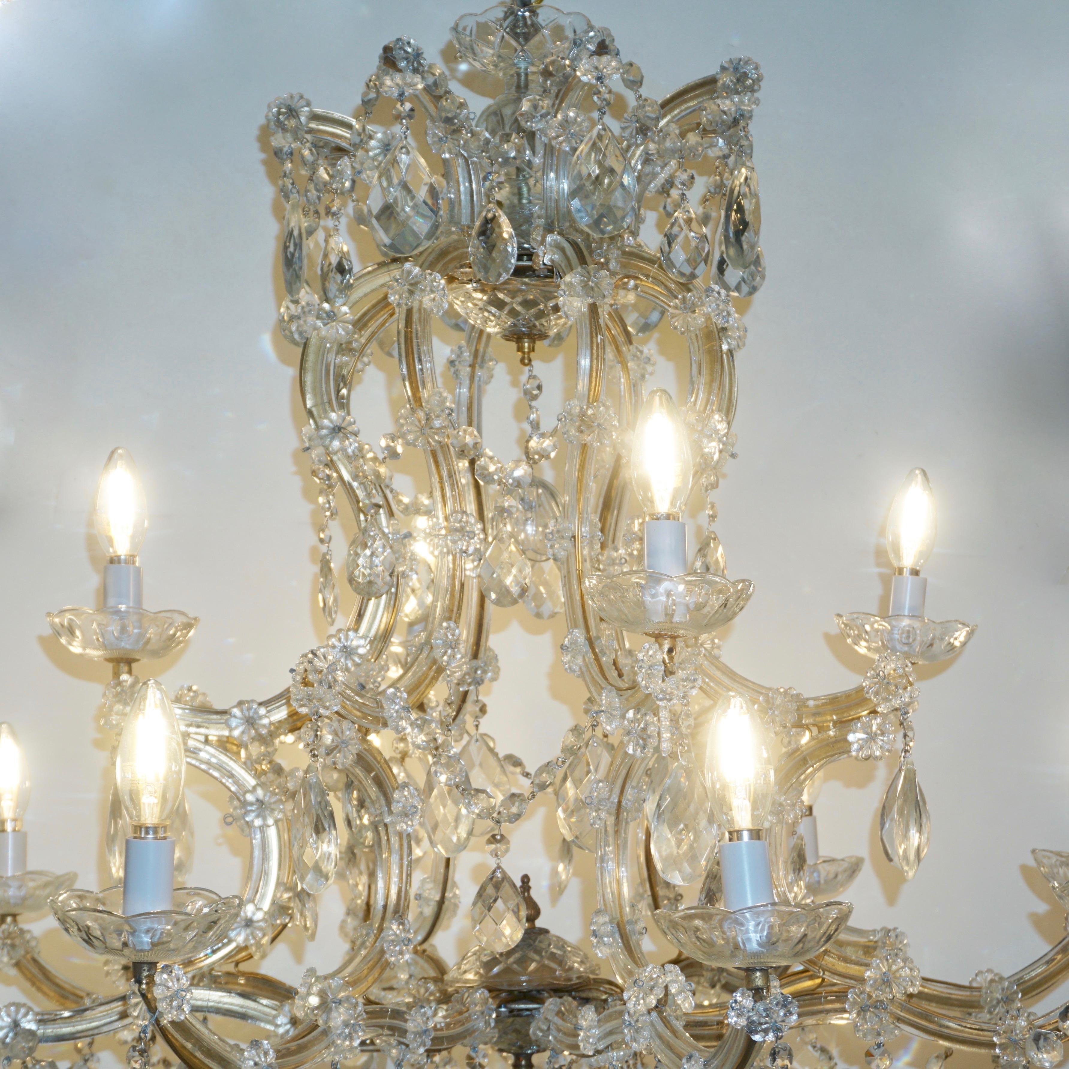 1940s Italian Antique Regency Revival Crystal 12-Light Gilded Chandelier 10
