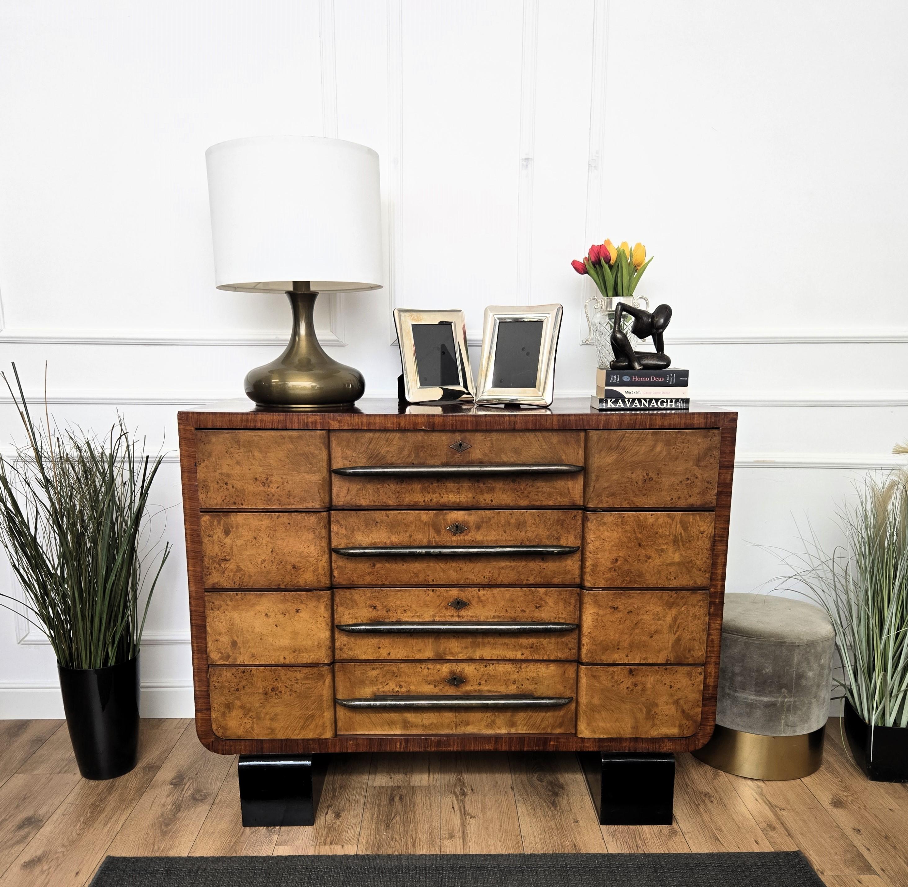 Beautiful Italian 1940s  chest of drawers or sideboard, credenza, buffet with elegant and classic wood worked according its natural graining on the 4 frontal drawers with the front decor given by the original bronze handles standing on the two