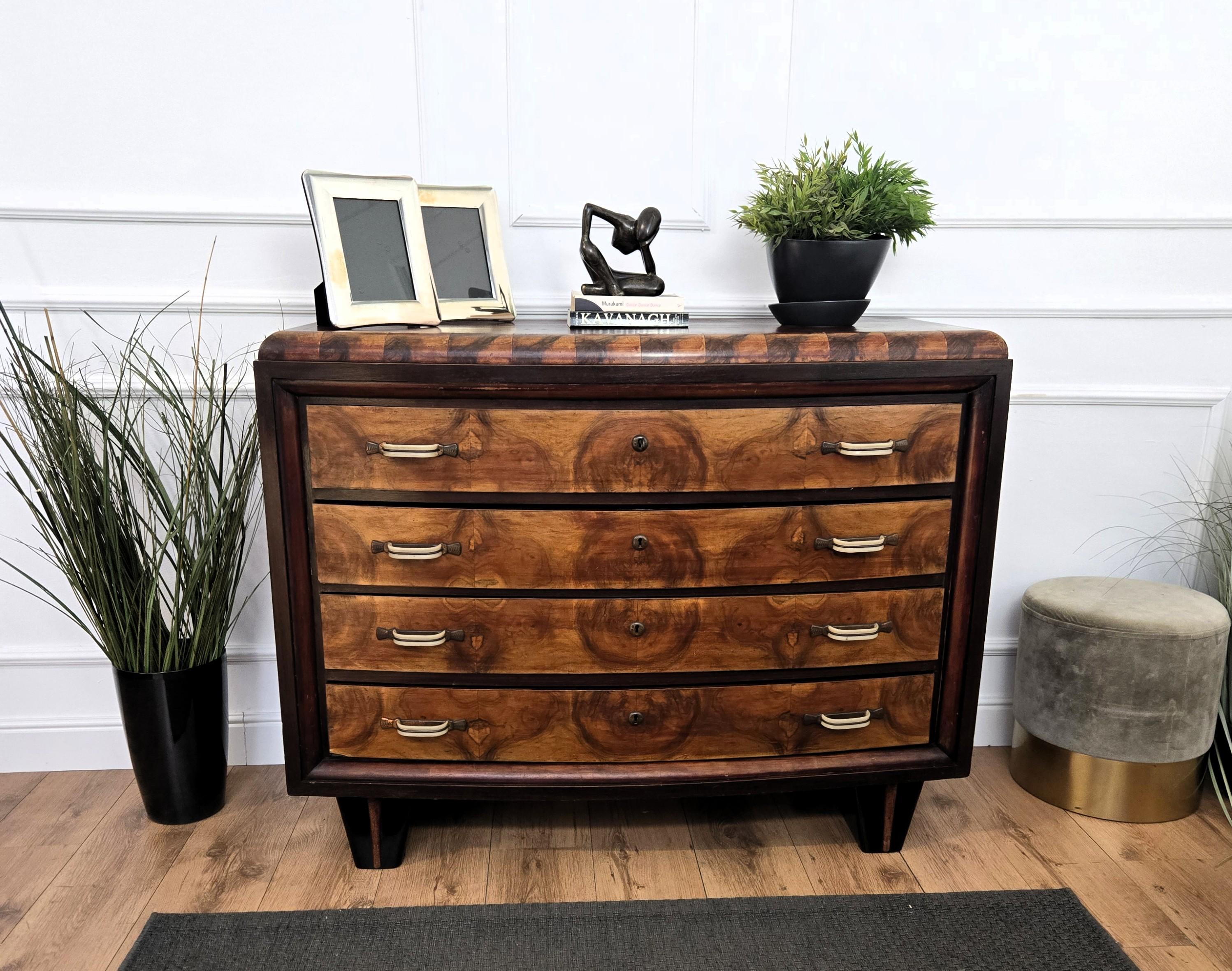 Bellissimo italiano anni '40  cassettiera o credenza, credenza, buffet con un elegante e classico legno lavorato secondo le sue venature naturali sul piano e sui 4 cassetti frontali con il decoro frontale dato dalle maniglie originali che poggiano