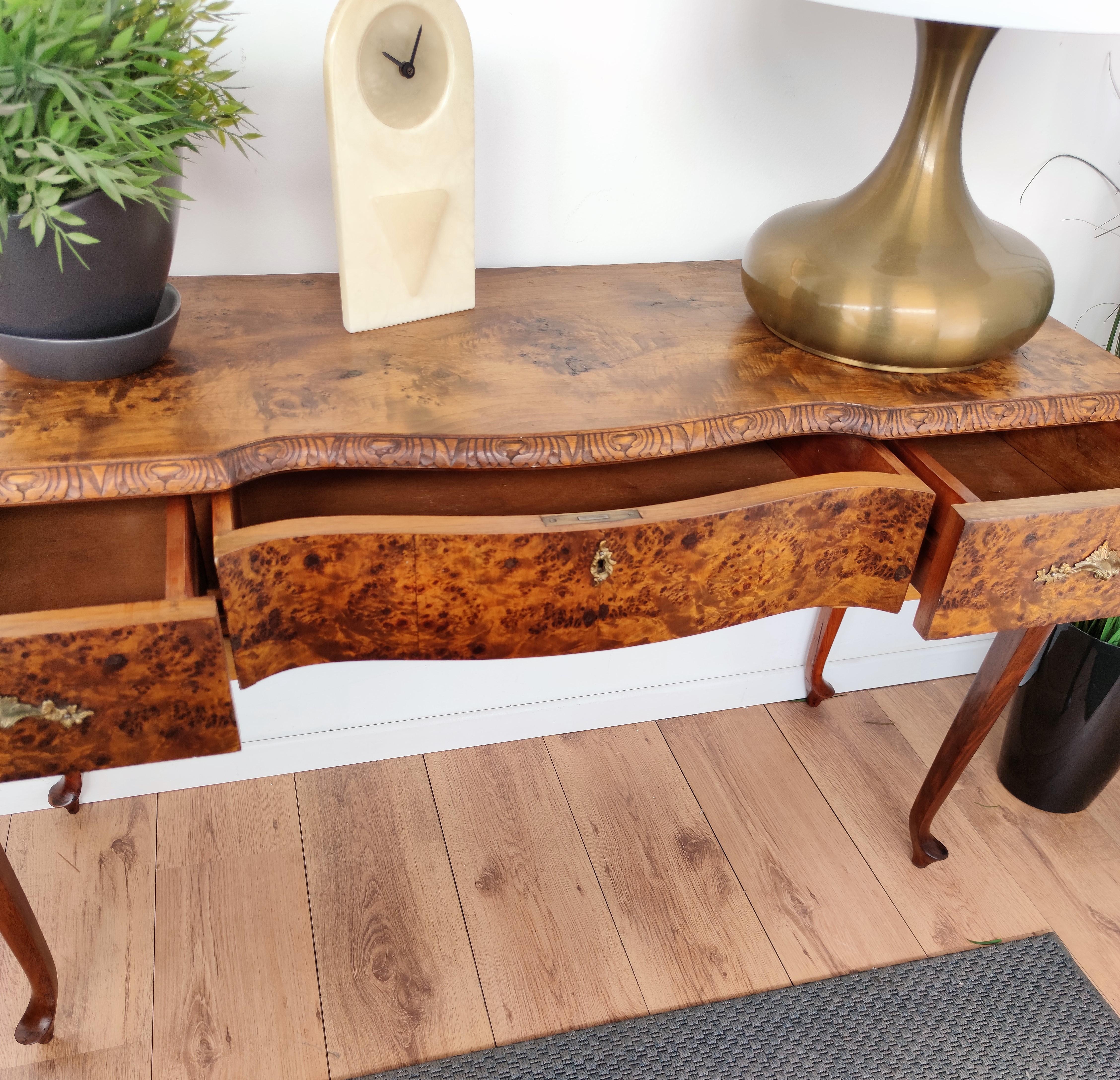 1940s Italian Art Deco Mid-Century Burl Walnut Wood Desk Vanity Console Table In Good Condition In Carimate, Como