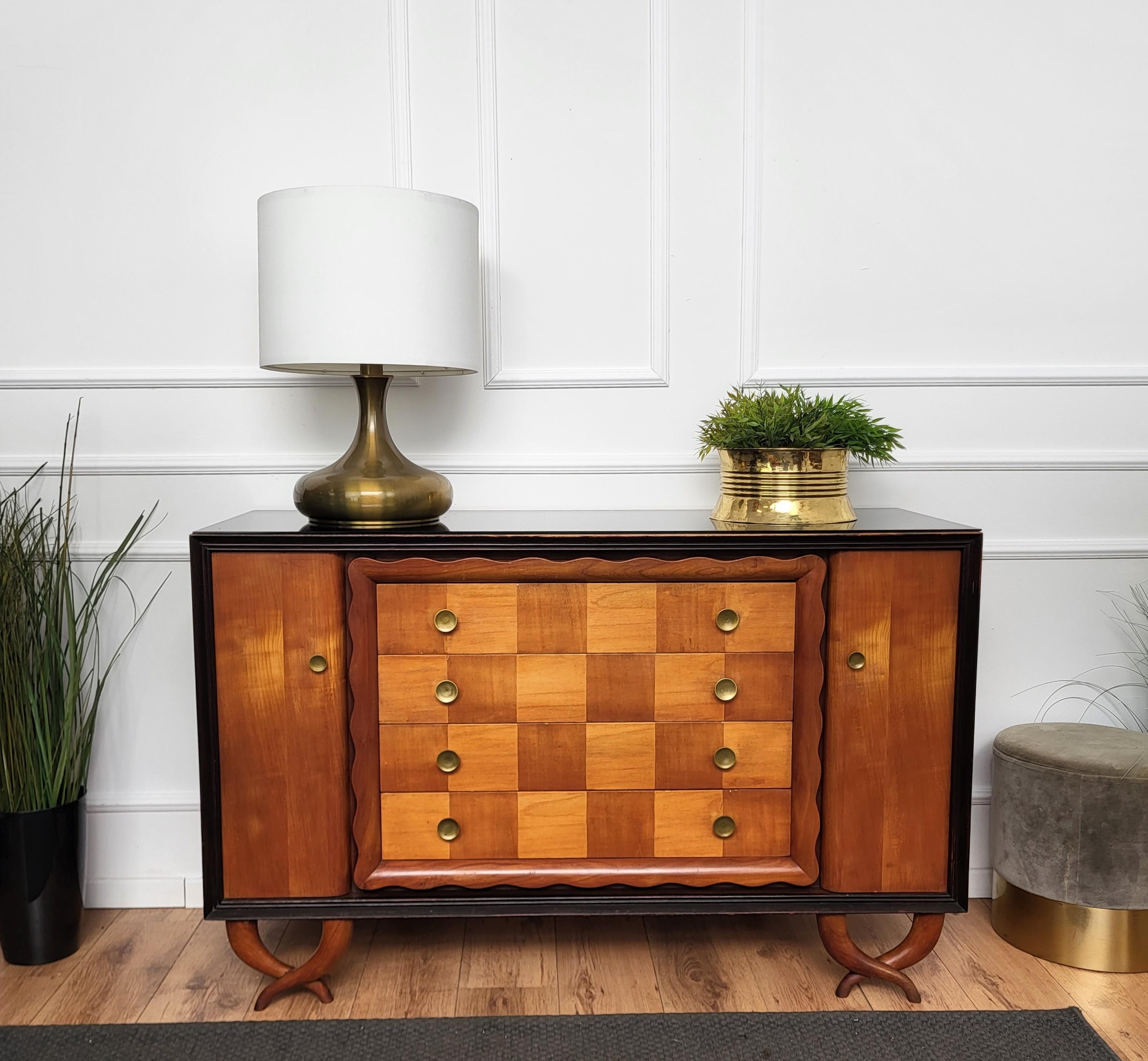 Very elegant Italian Art Deco Mid-Century Modern chest of drawers sideboard credenza, in beautiful veneer walnut briar burl wood, four central drawers and two side doors with shelves completed by great carved feet and frames with brass details and