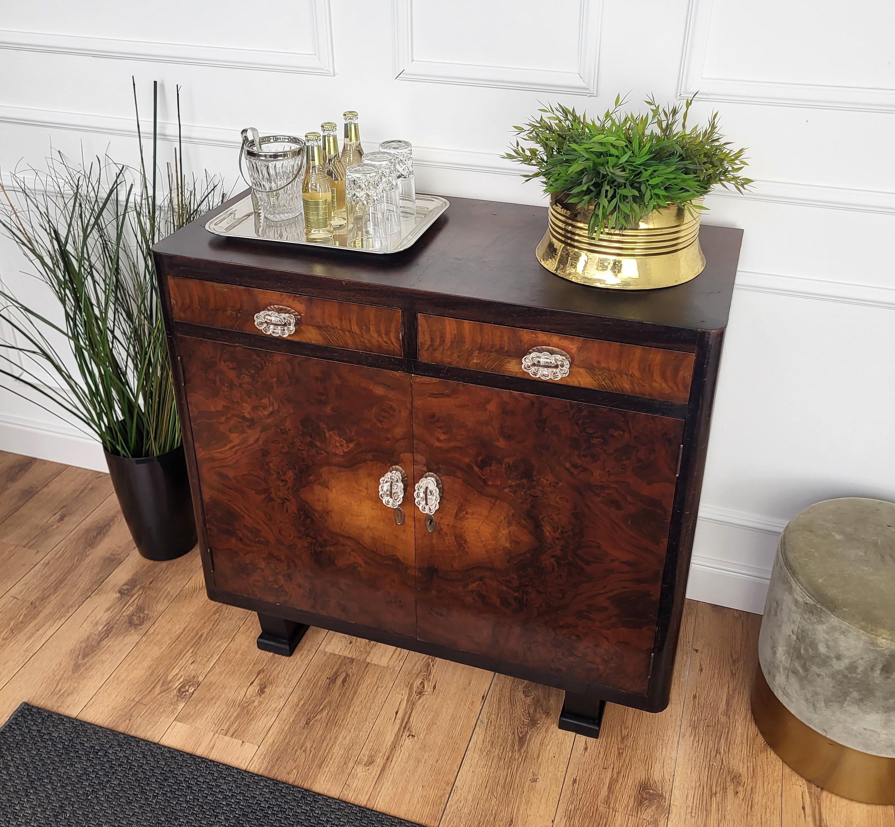 Art Déco Credenza in ottone in radica di noce Art Deco MidCentury Modern del 1940 in vendita