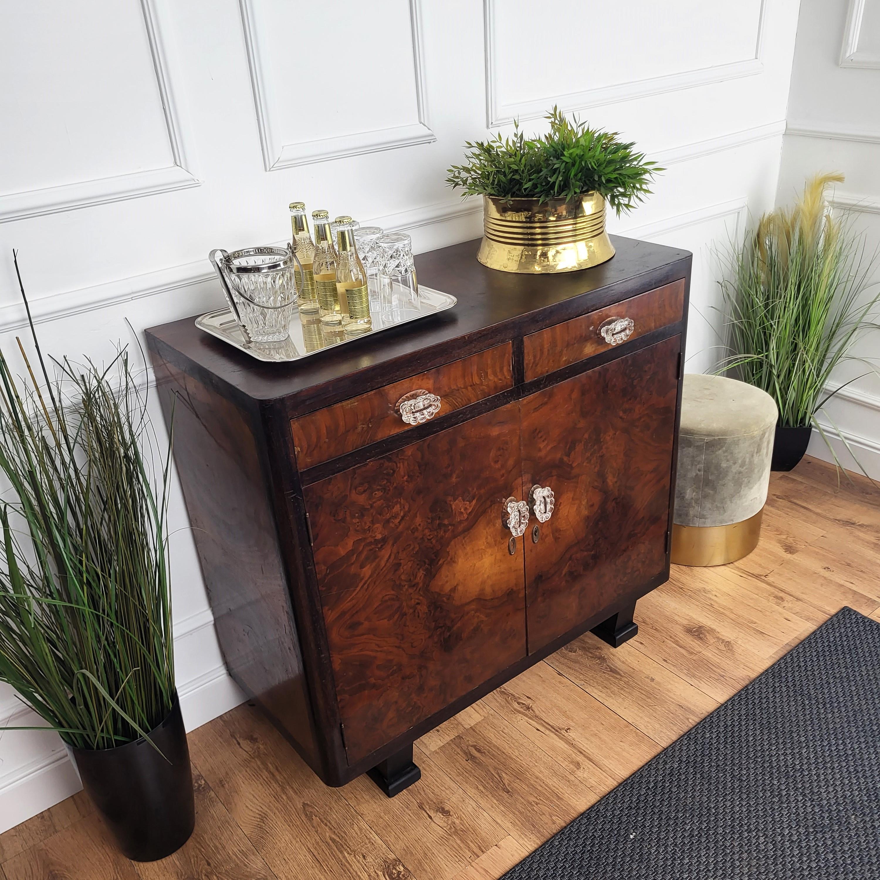 Italiano Credenza in ottone in radica di noce Art Deco MidCentury Modern del 1940 in vendita