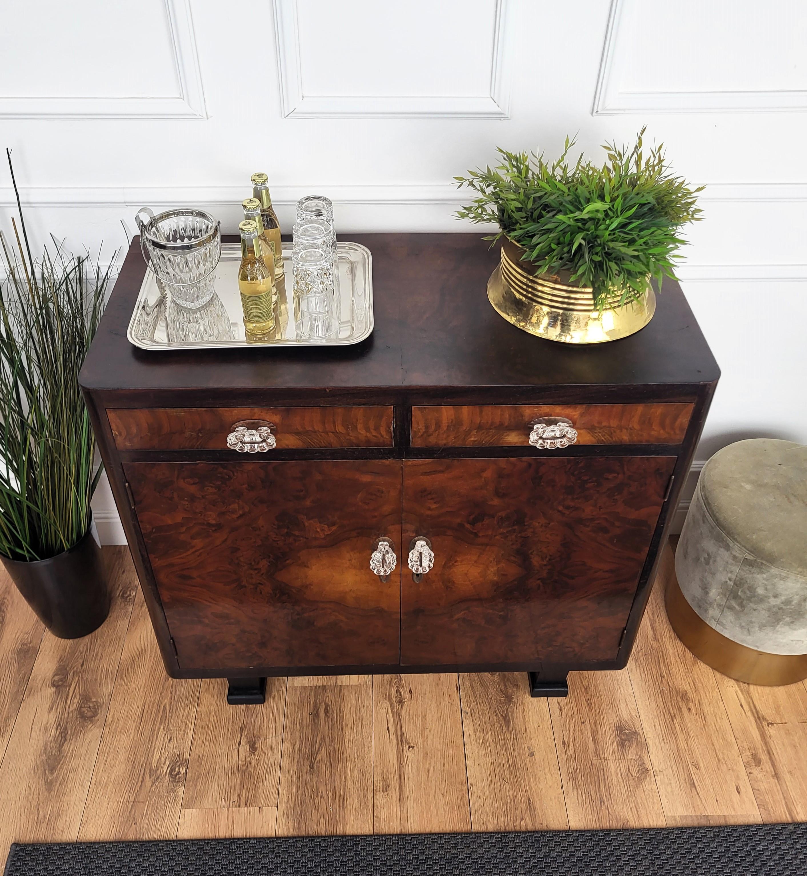 Credenza in ottone in radica di noce Art Deco MidCentury Modern del 1940 In condizioni buone in vendita a Carimate, Como