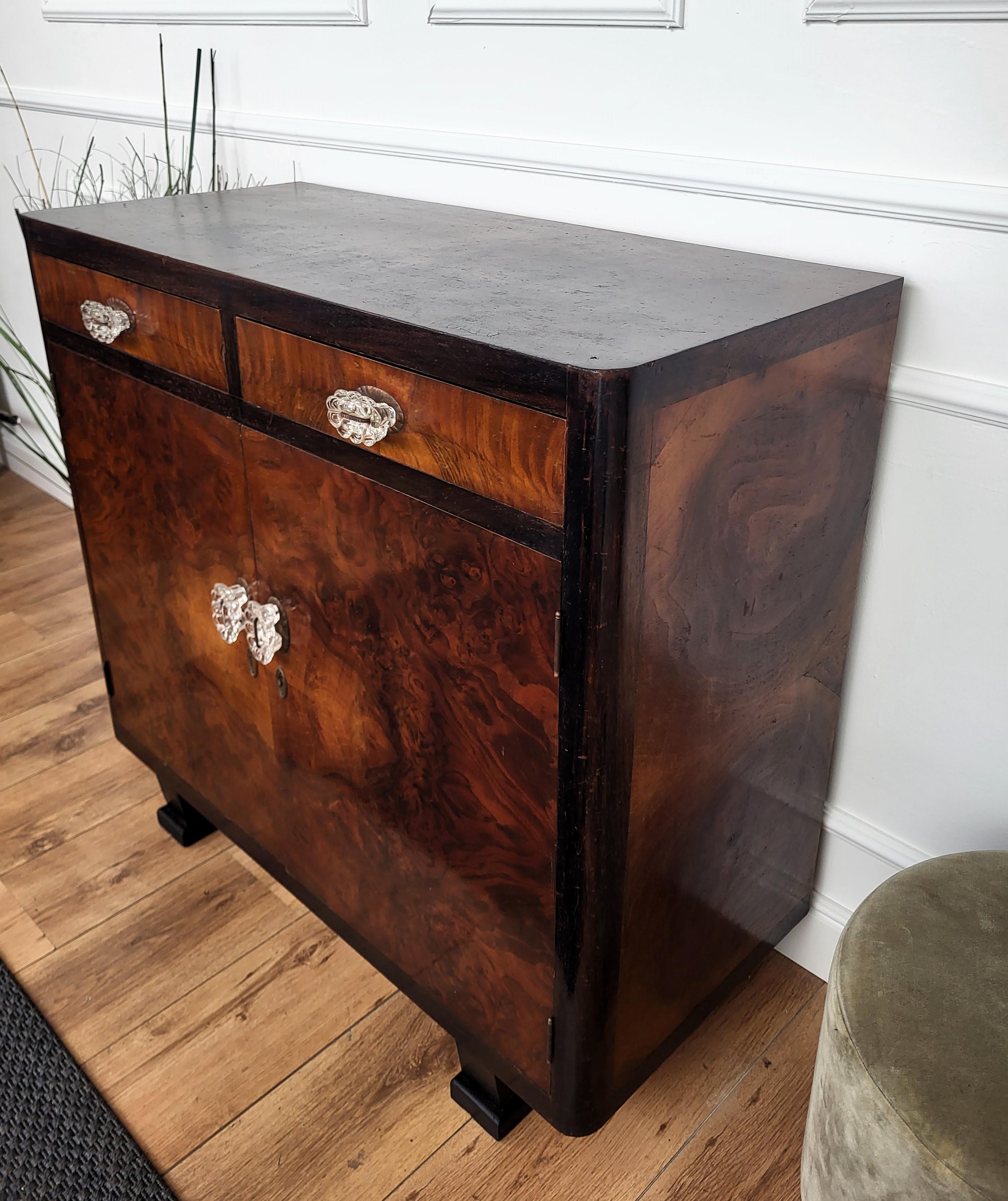 XX secolo Credenza in ottone in radica di noce Art Deco MidCentury Modern del 1940 in vendita