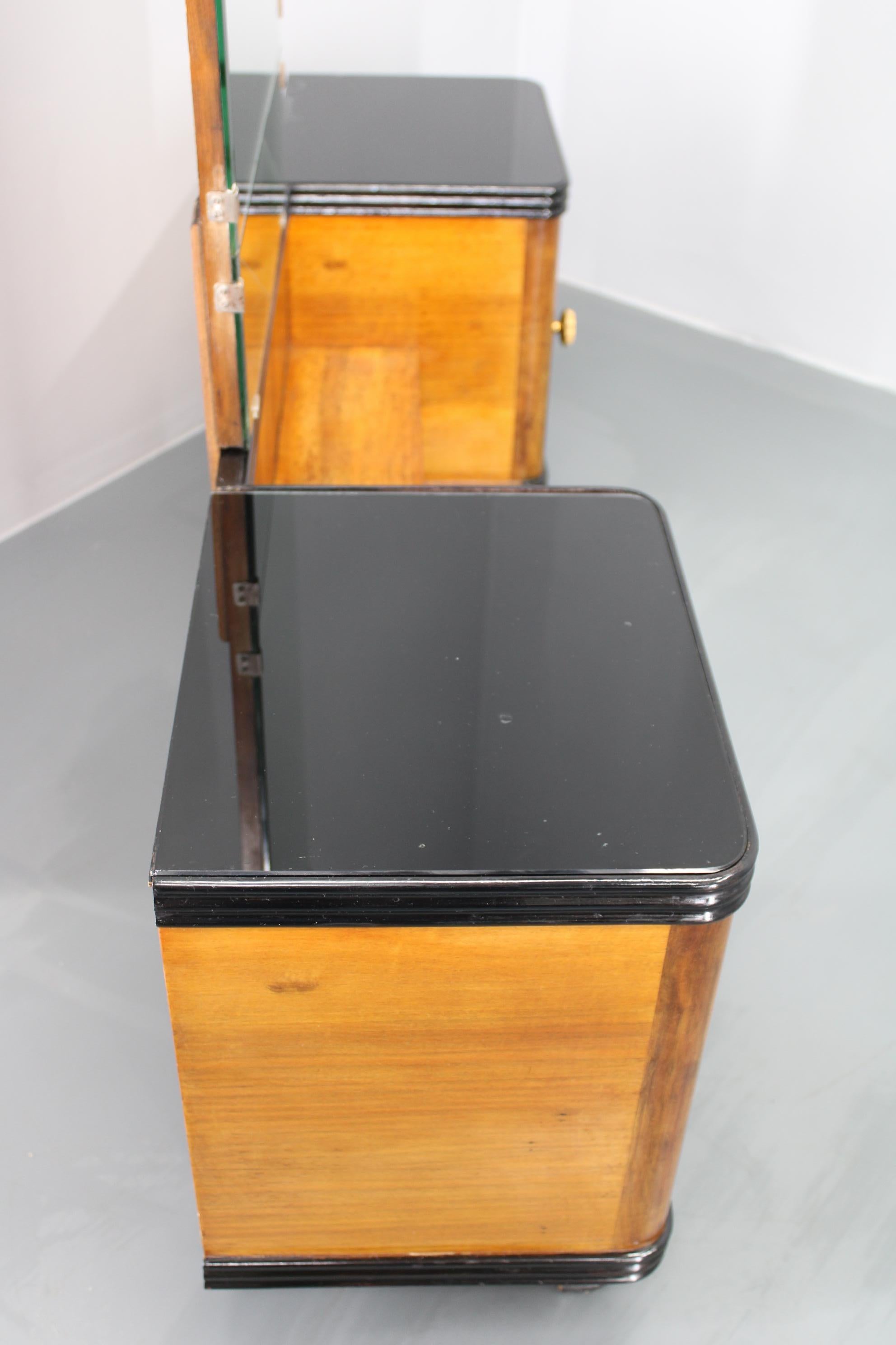 1940s Italian Art Deco Mirror Cabinet in Walnut Finish For Sale 5