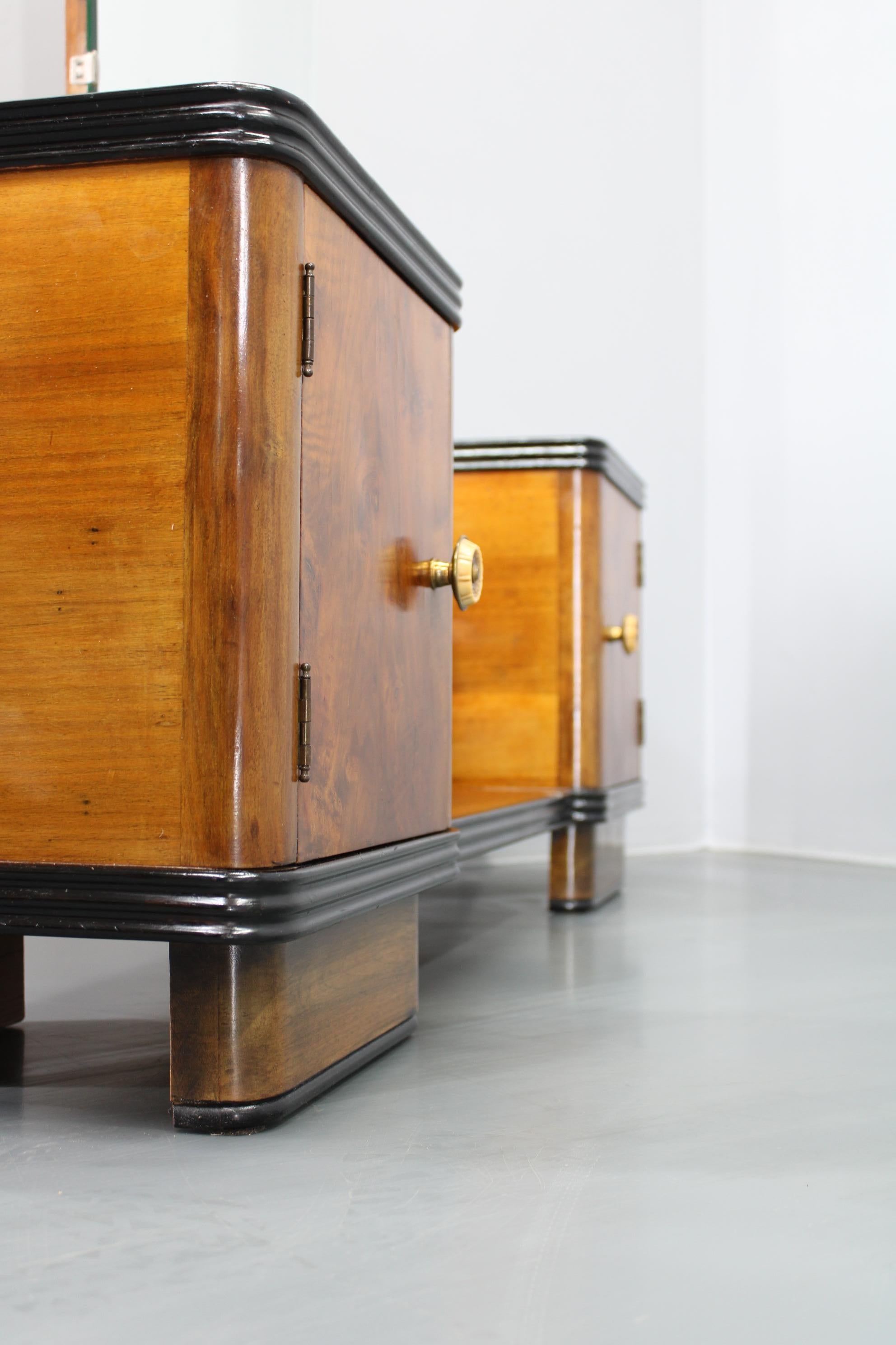 1940s Italian Art Deco Mirror Cabinet in Walnut Finish For Sale 7