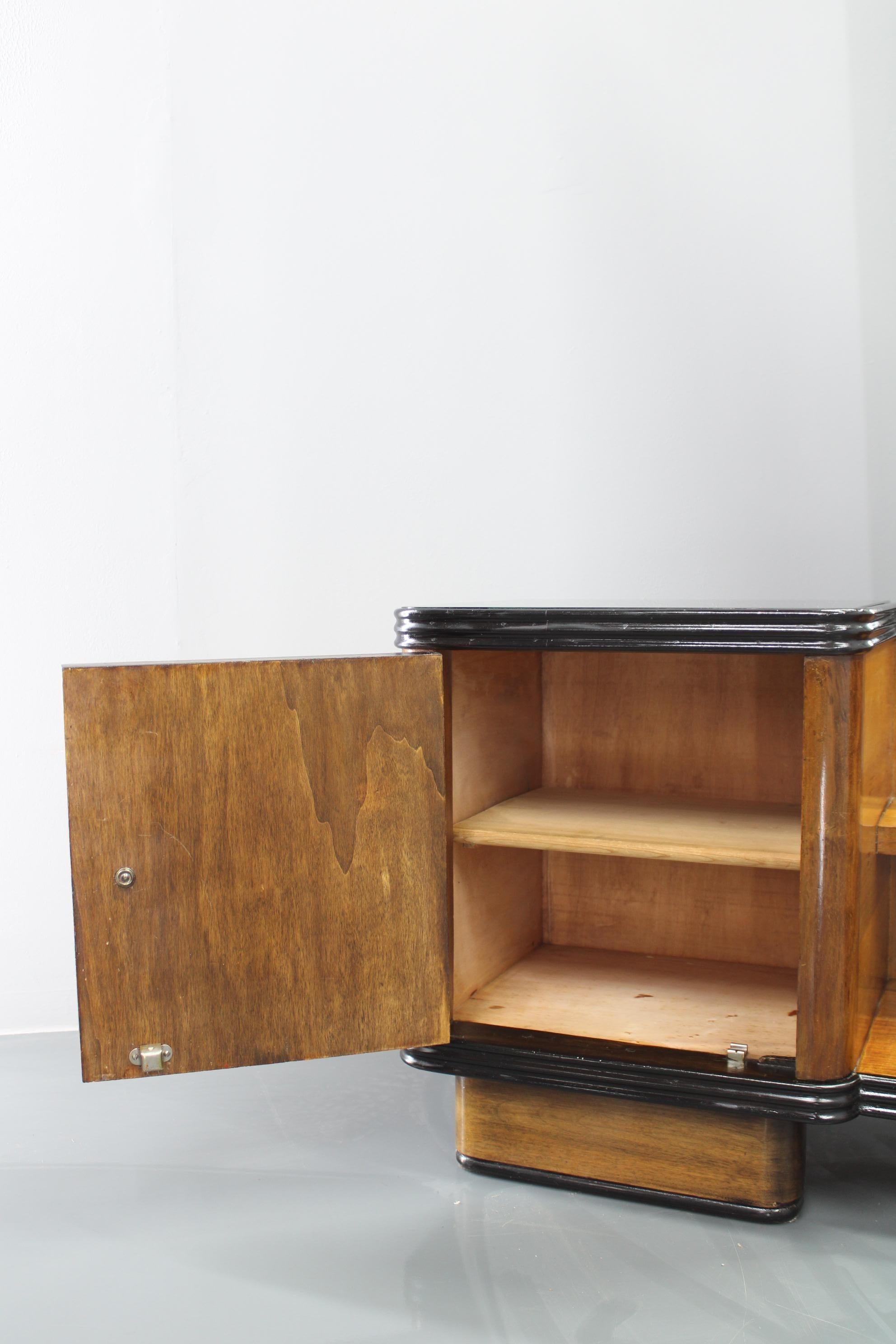1940s Italian Art Deco Mirror Cabinet in Walnut Finish For Sale 15