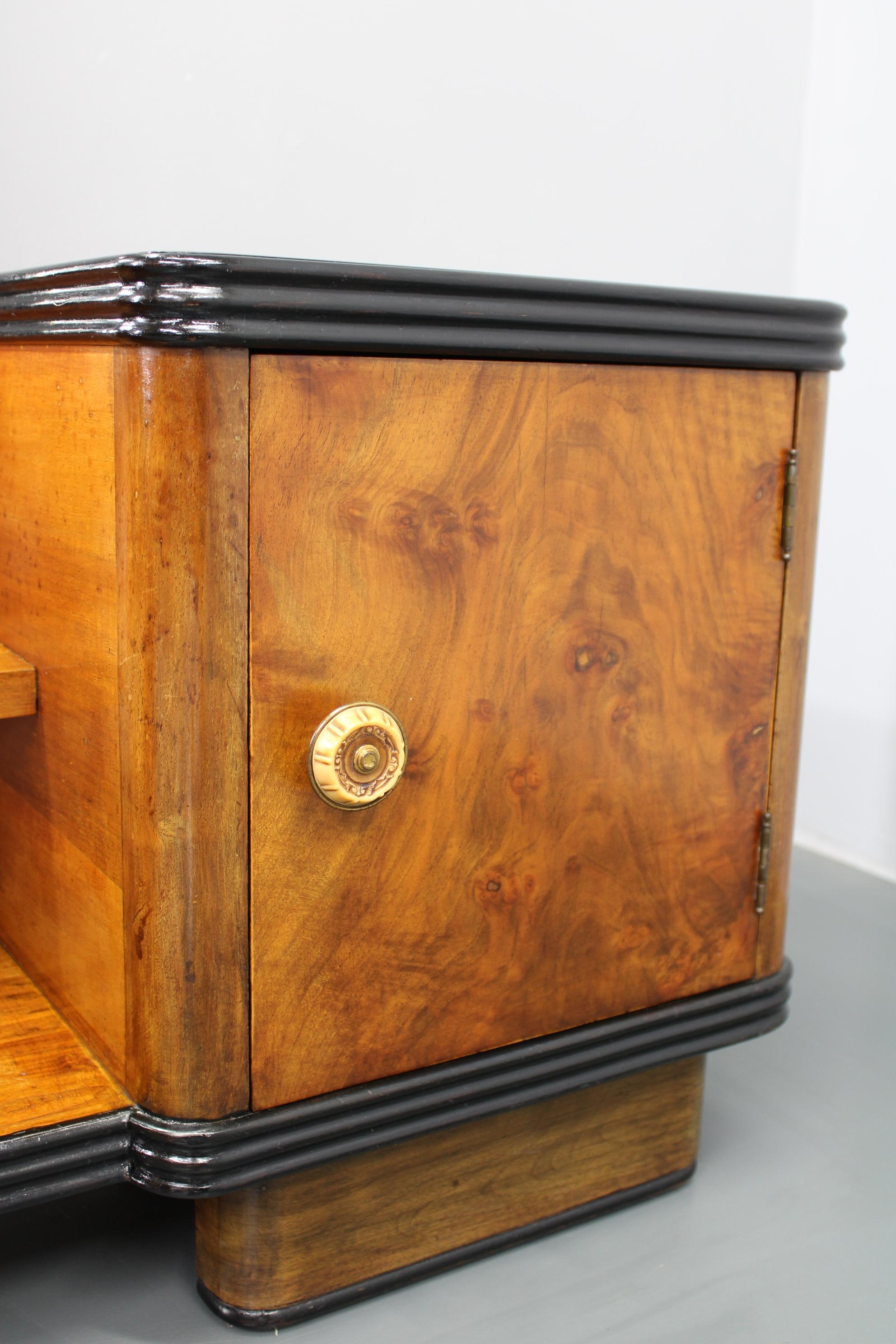 1940s Italian Art Deco Mirror Cabinet in Walnut Finish For Sale 2