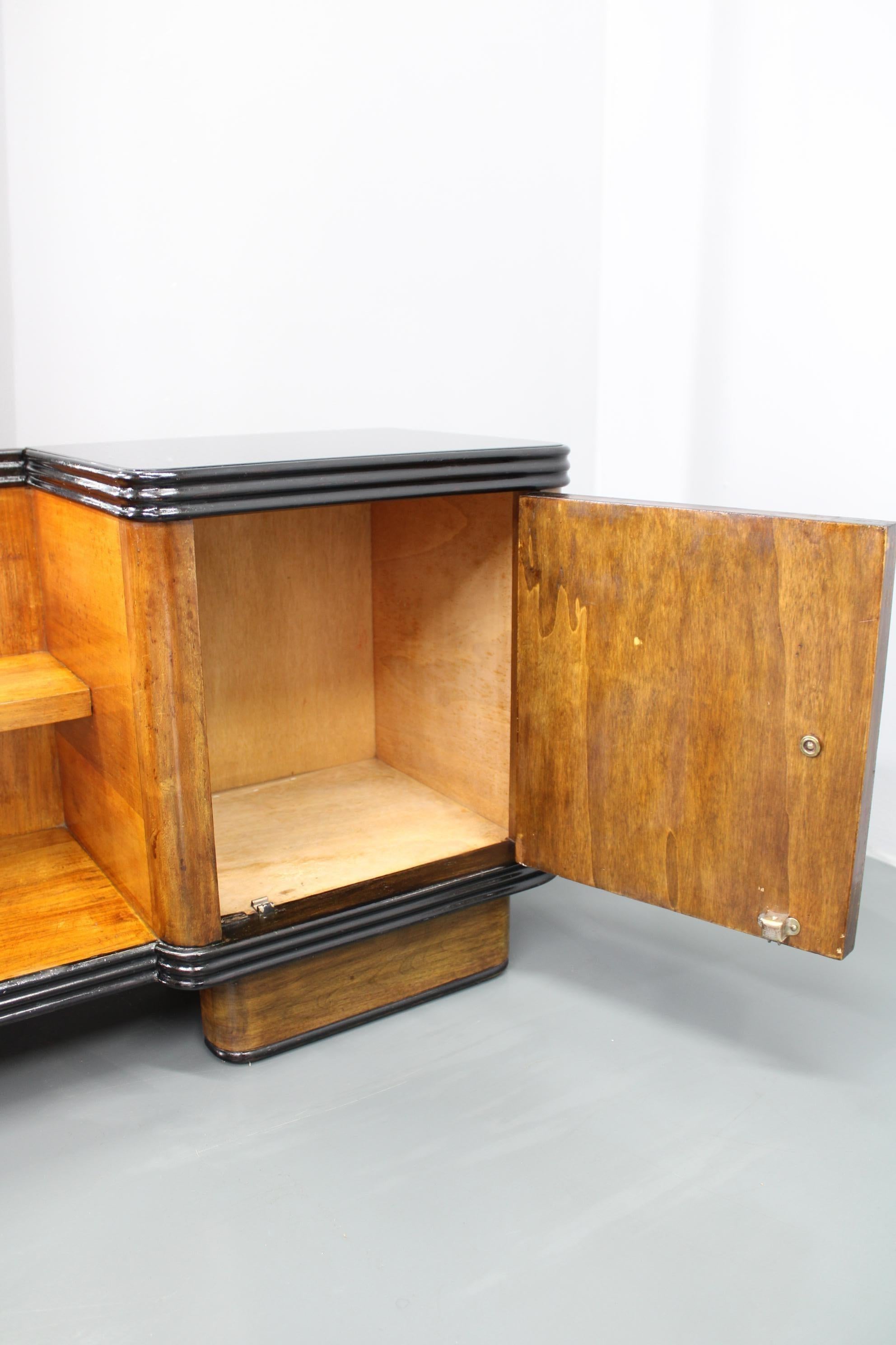 1940s Italian Art Deco Mirror Cabinet in Walnut Finish For Sale 3