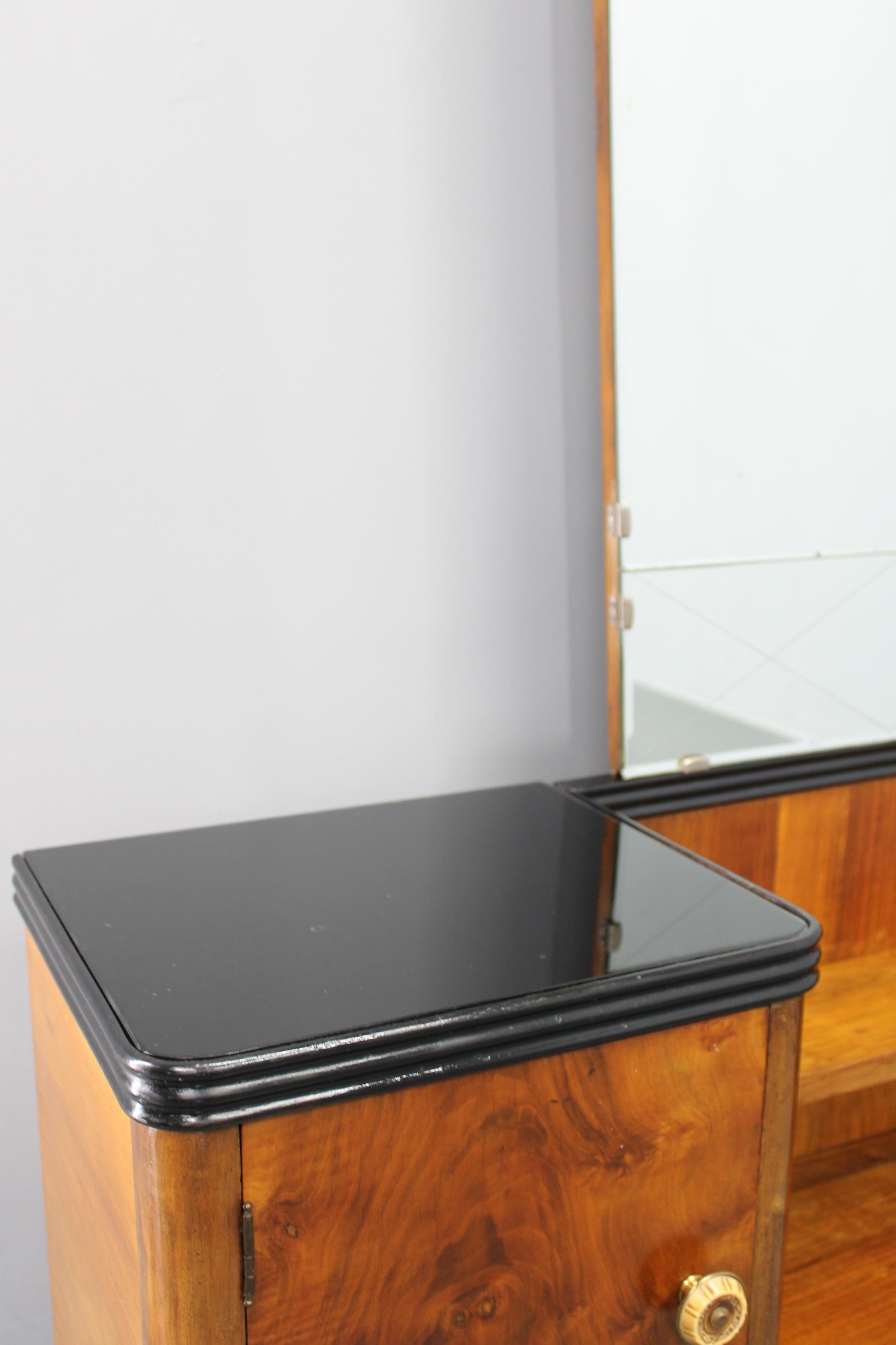 1940s Italian Art Deco Mirror Cabinet in Walnut Finish For Sale 4