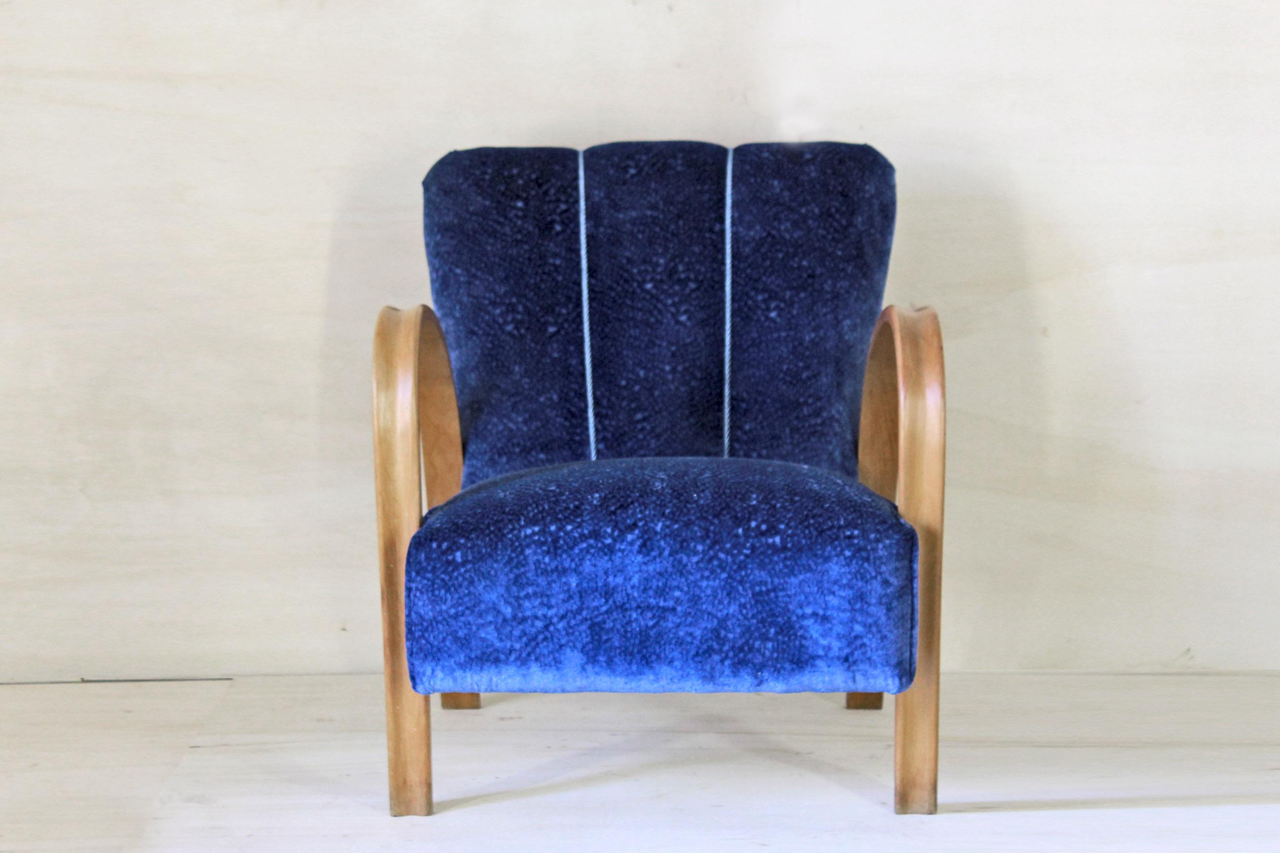 Fauteuil bleu de style Art Déco, France années 30
Un fauteuil Art Déco des années 1940. Structure en bois massif incurvée et revêtement en velours bleu. En excellent état.

