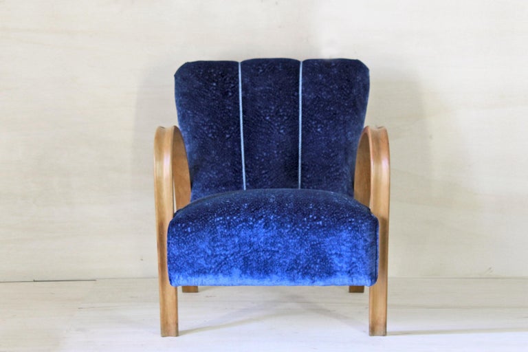 Art Deco Style blue armchair, France 1930s
A 1940s Art Deco armchair. Curved solid wood structure and blue velvet cover. In excellent conditions.

