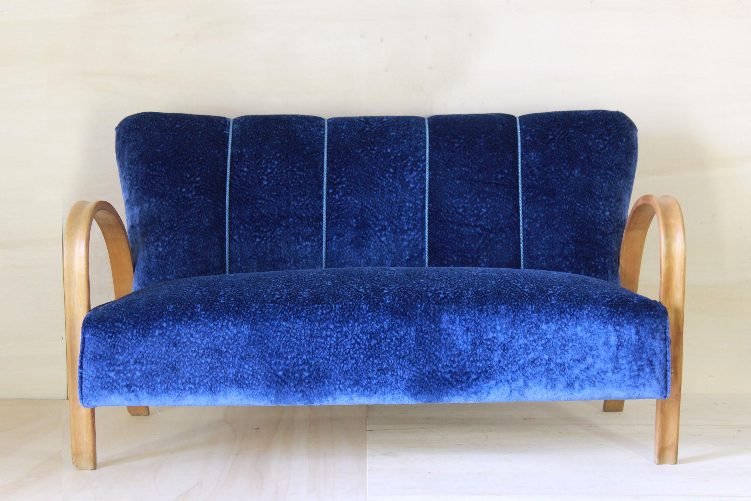 A 1940s Art Deco sofa. Curved solid wood structure and blue velvet cover. In excellent conditions.

NOTE: contact us for info and requests.  If possibile, we could take part of shipping costs quote.