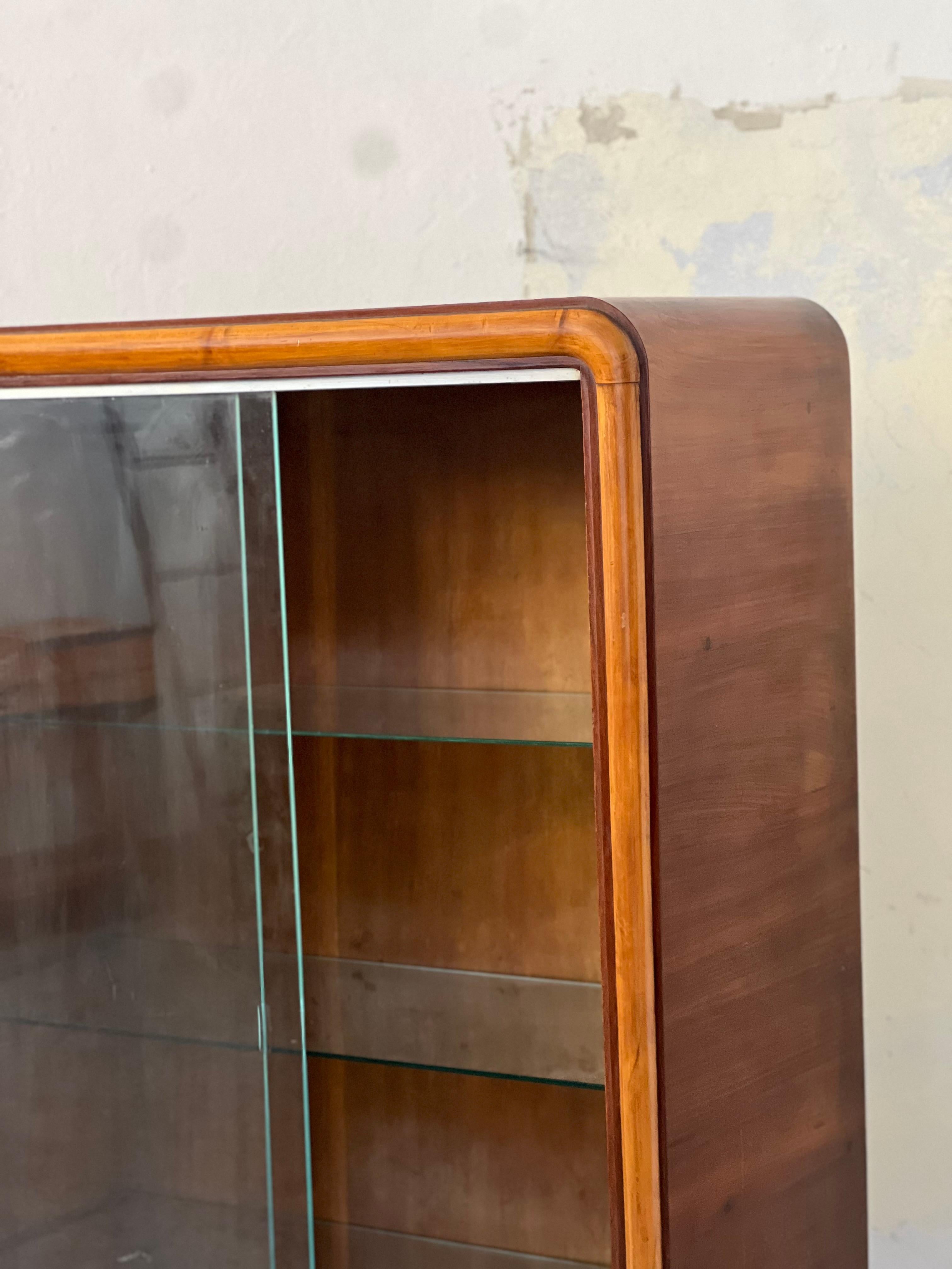 Armoire italienne des années 1940 crédence bar display avec porte vitrée style art déco en vente 3