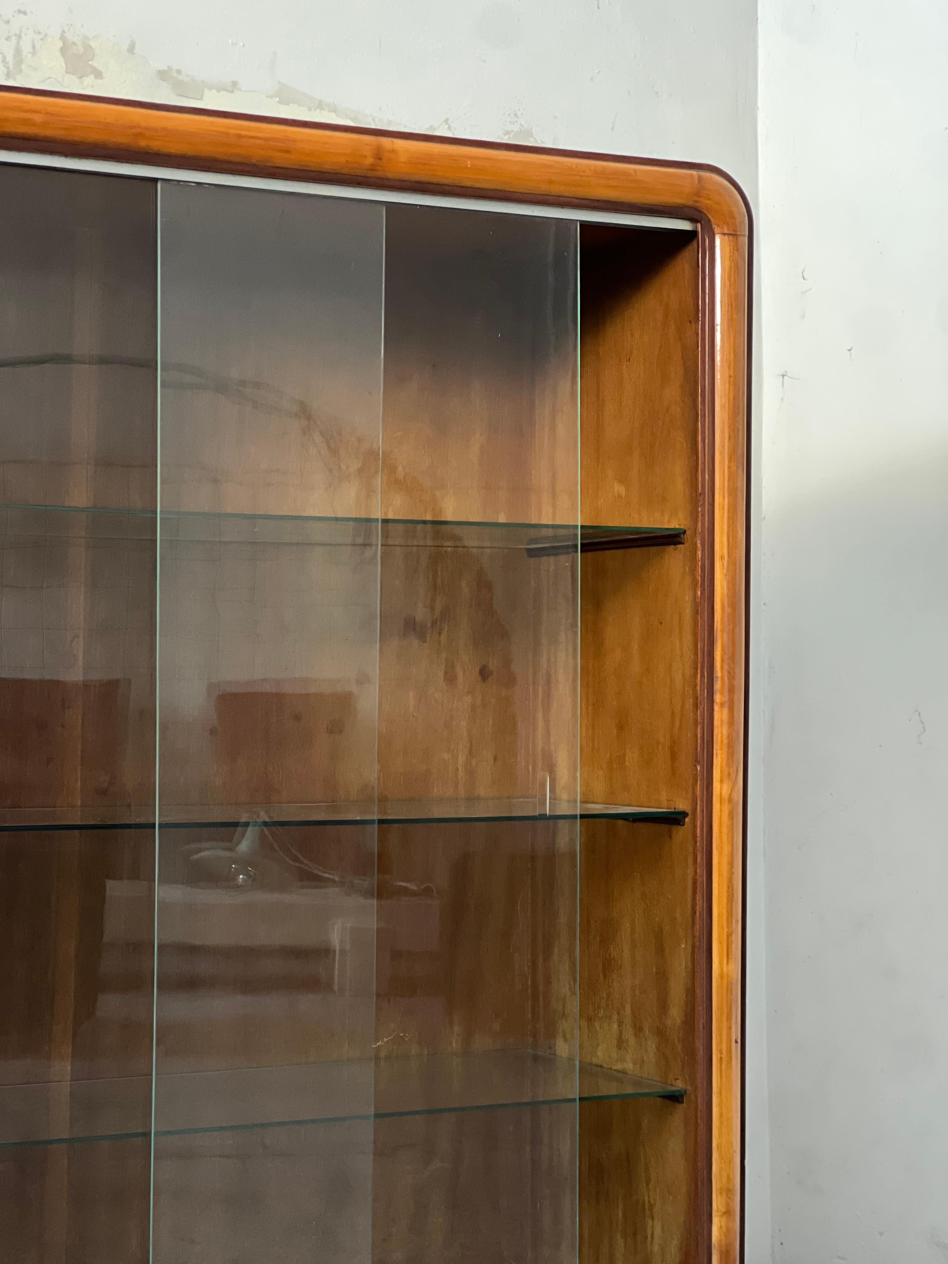 Armoire italienne des années 1940 crédence bar display avec porte vitrée style art déco en vente 5