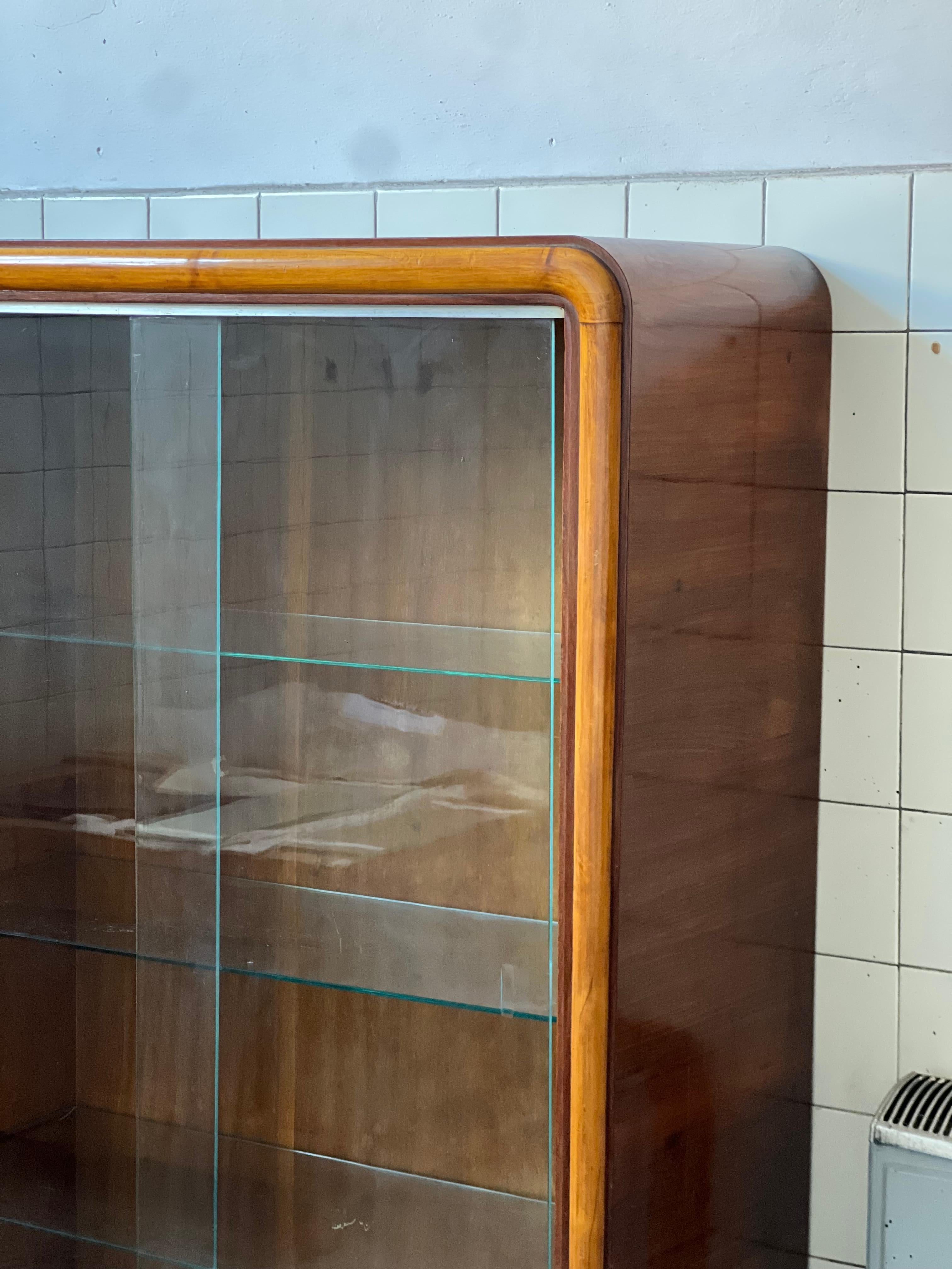 Armoire italienne des années 1940 crédence bar display avec porte vitrée style art déco en vente 8