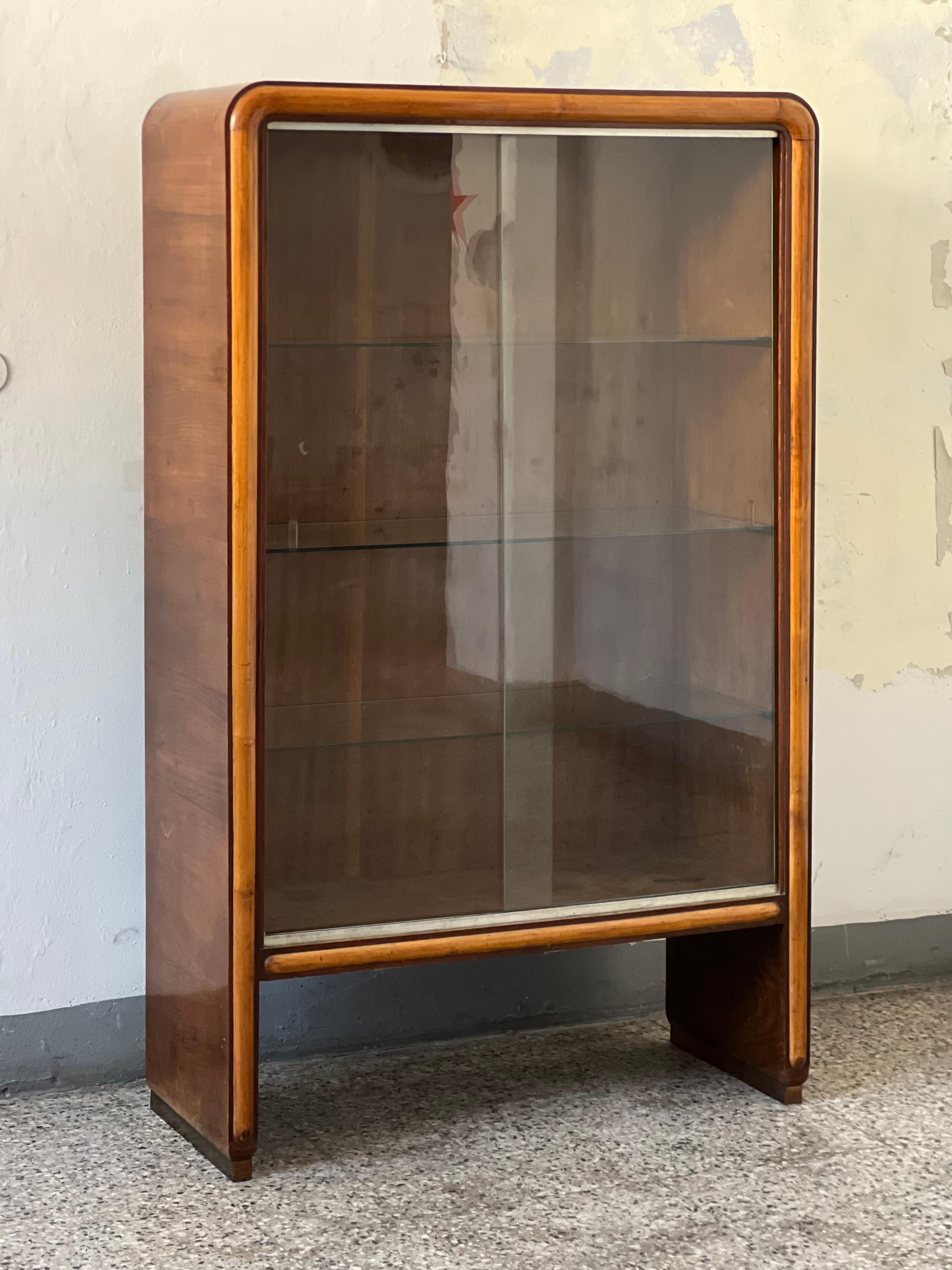 Rare et belle italienne  armoire en bois  Italie, années 1940. Un véritable classique du design italien du milieu du siècle, capable de parler avec style et sophistication à travers les générations.
Détails en bon état compte tenu de son âge, les