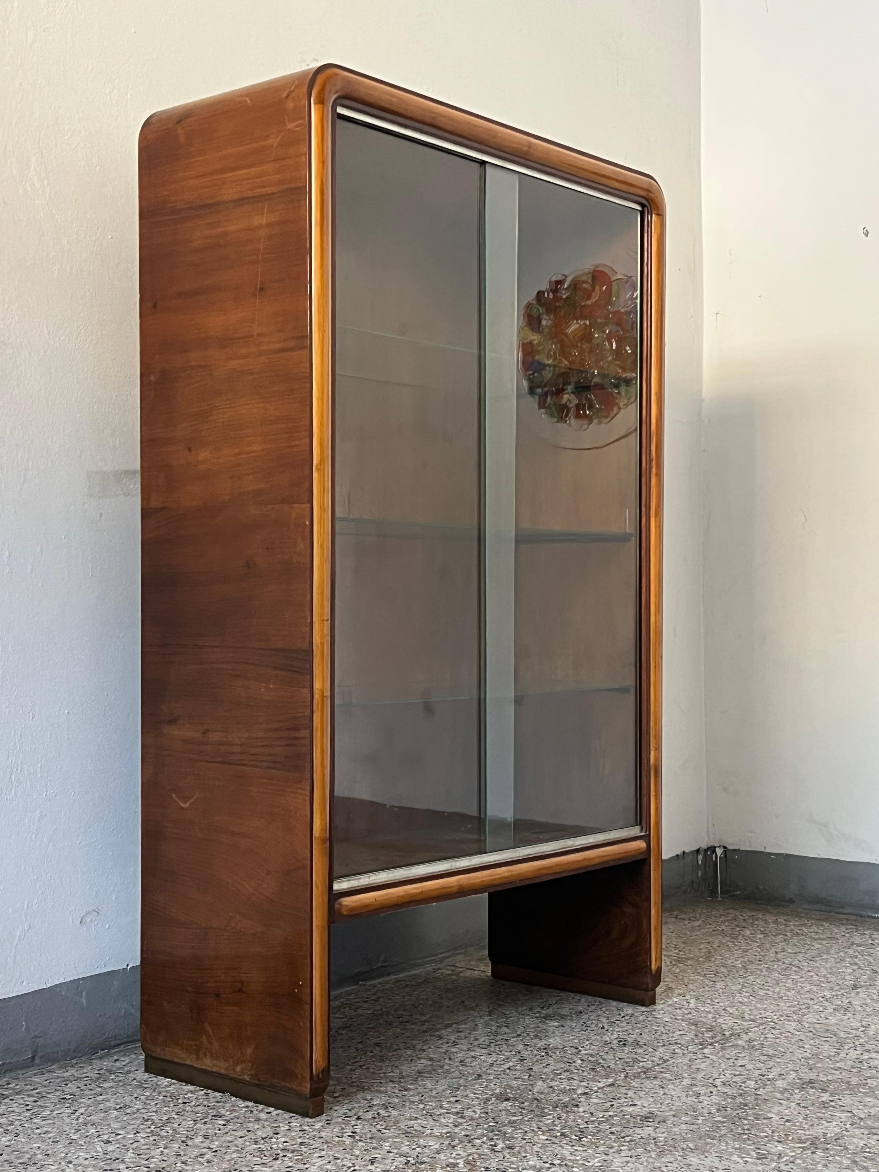 Sculpté à la main Armoire italienne des années 1940 crédence bar display avec porte vitrée style art déco en vente