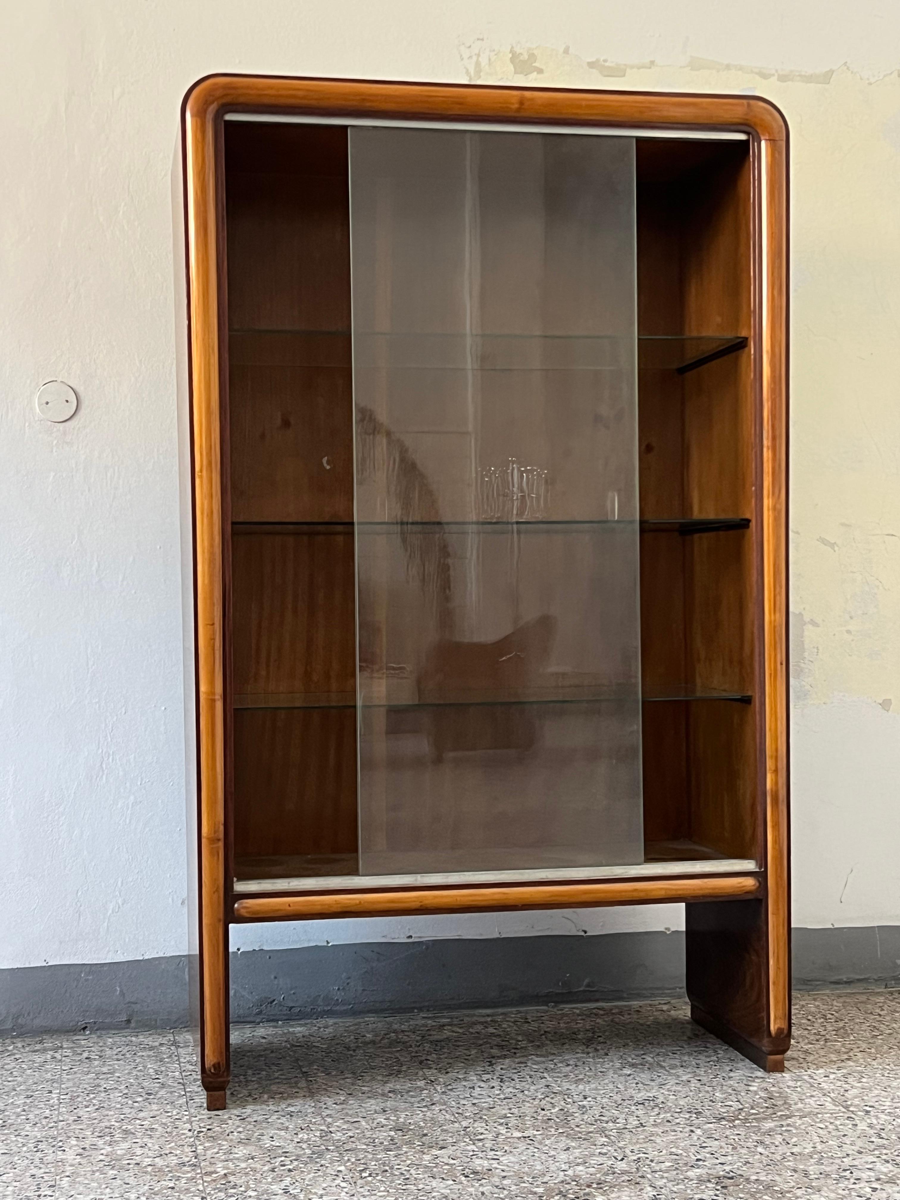 Milieu du XIXe siècle Armoire italienne des années 1940 crédence bar display avec porte vitrée style art déco en vente