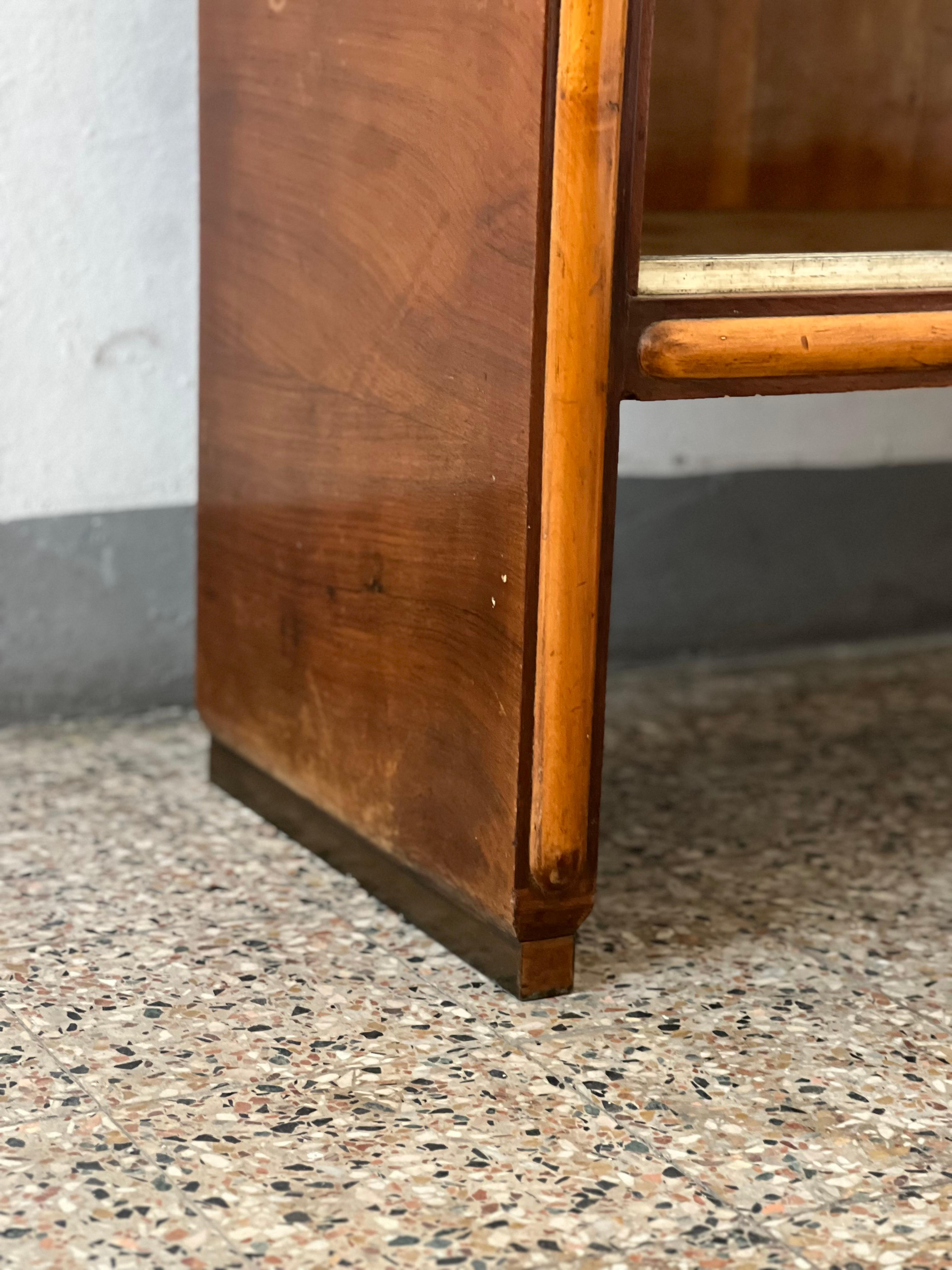 Bois Armoire italienne des années 1940 crédence bar display avec porte vitrée style art déco en vente