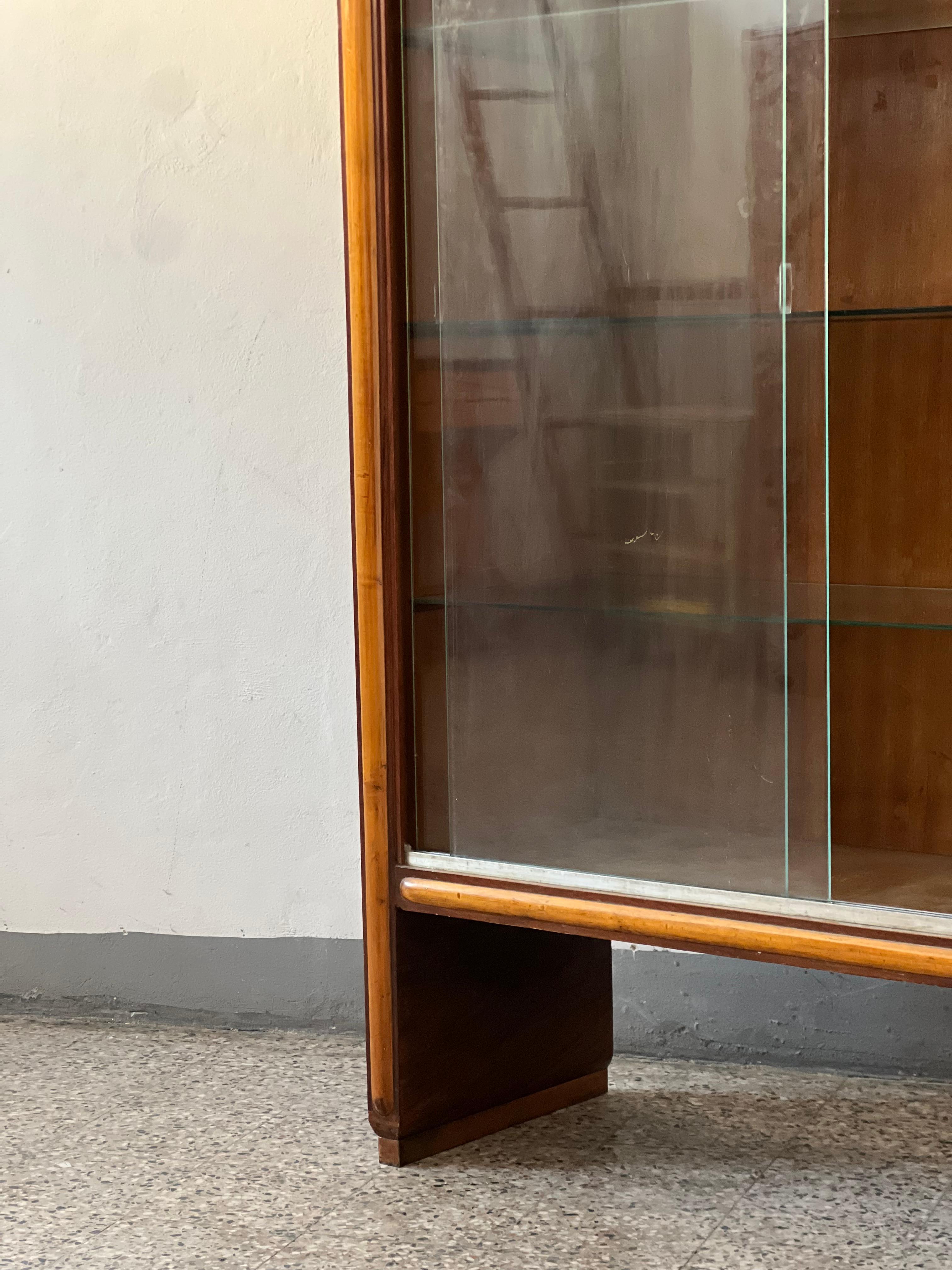 Armoire italienne des années 1940 crédence bar display avec porte vitrée style art déco en vente 2