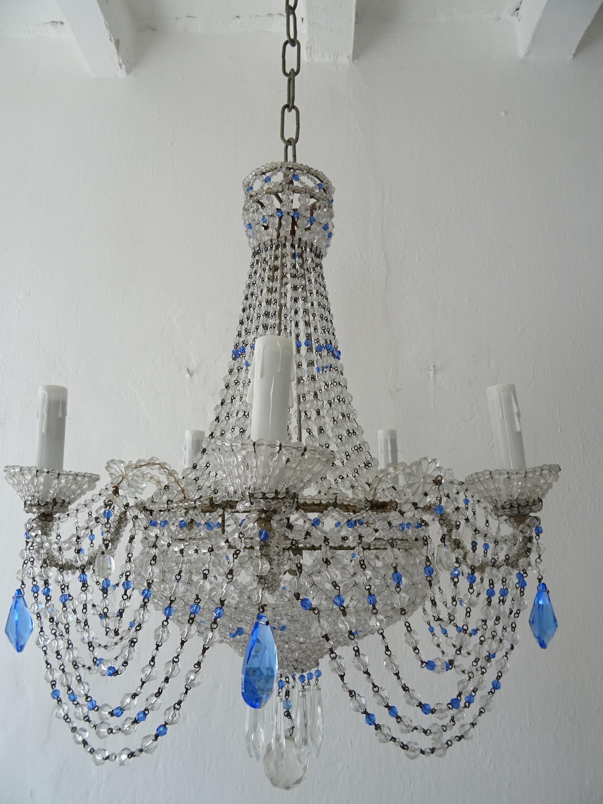 1940s Italian Completely Beaded Basket Cobalt Blue Accents Chandelier, C 1920 In Good Condition For Sale In Modena (MO), Modena (Mo)