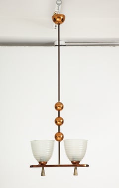 Lustre italien en cuivre et laiton avec abat-jour en verre des années 1940