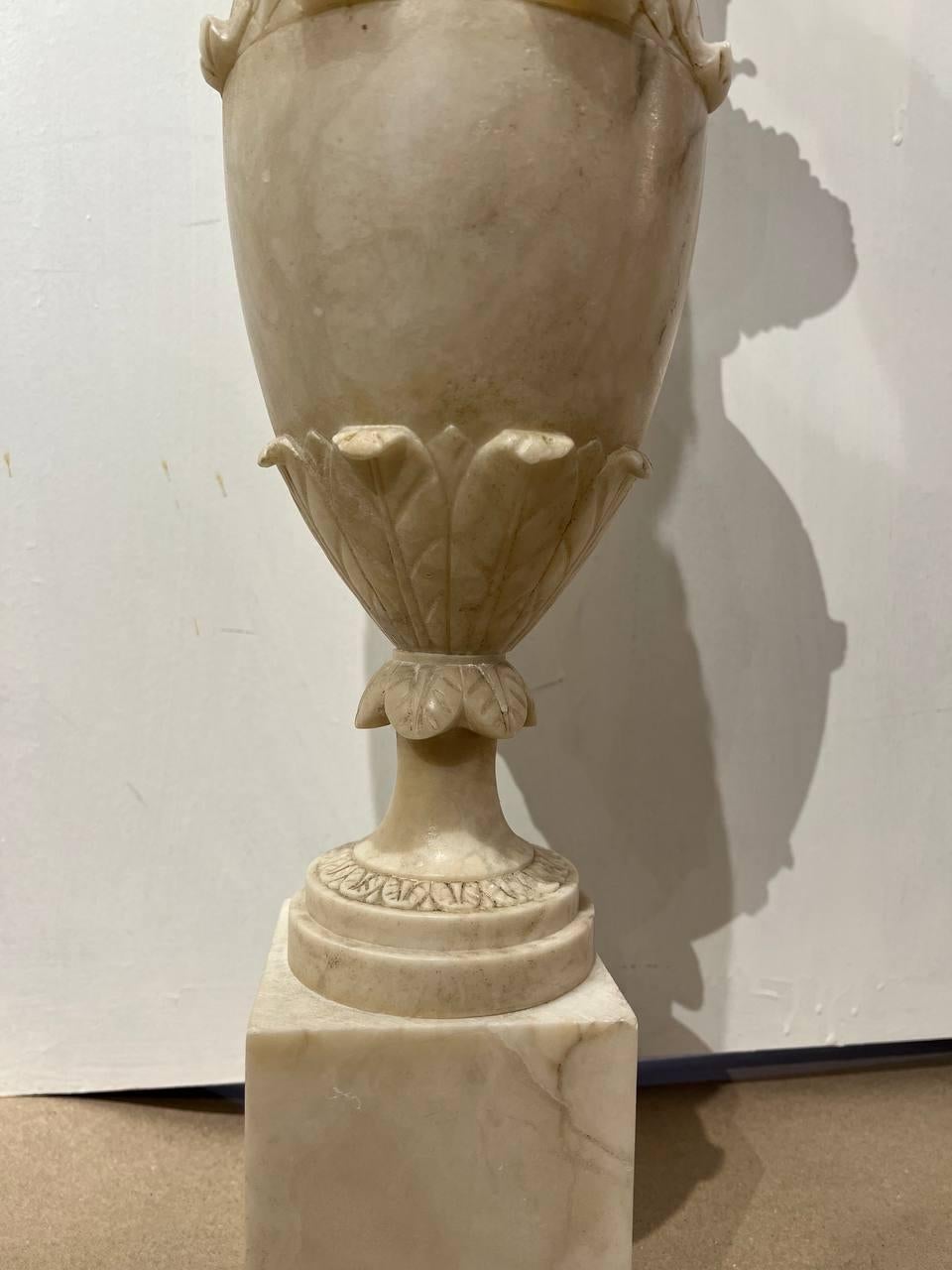 Neoclassical 1940’s Italian Curved Alabaster single Lamp For Sale