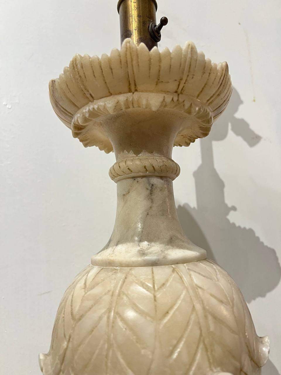 1940’s Italian Curved Alabaster single Lamp In Good Condition For Sale In New York, NY