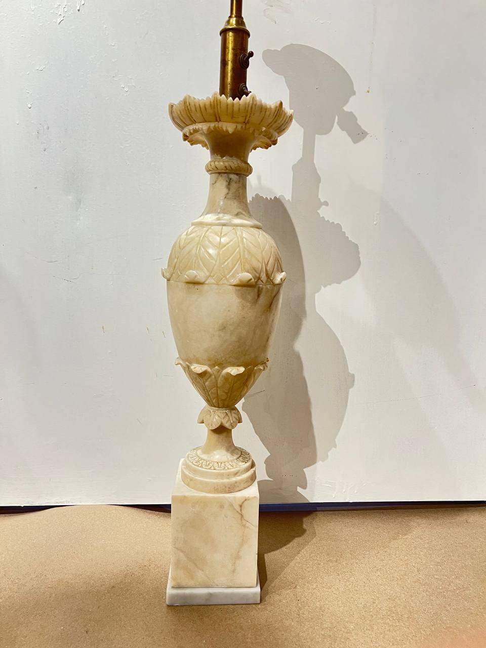 1940’s Italian Curved Alabaster single Lamp For Sale 1