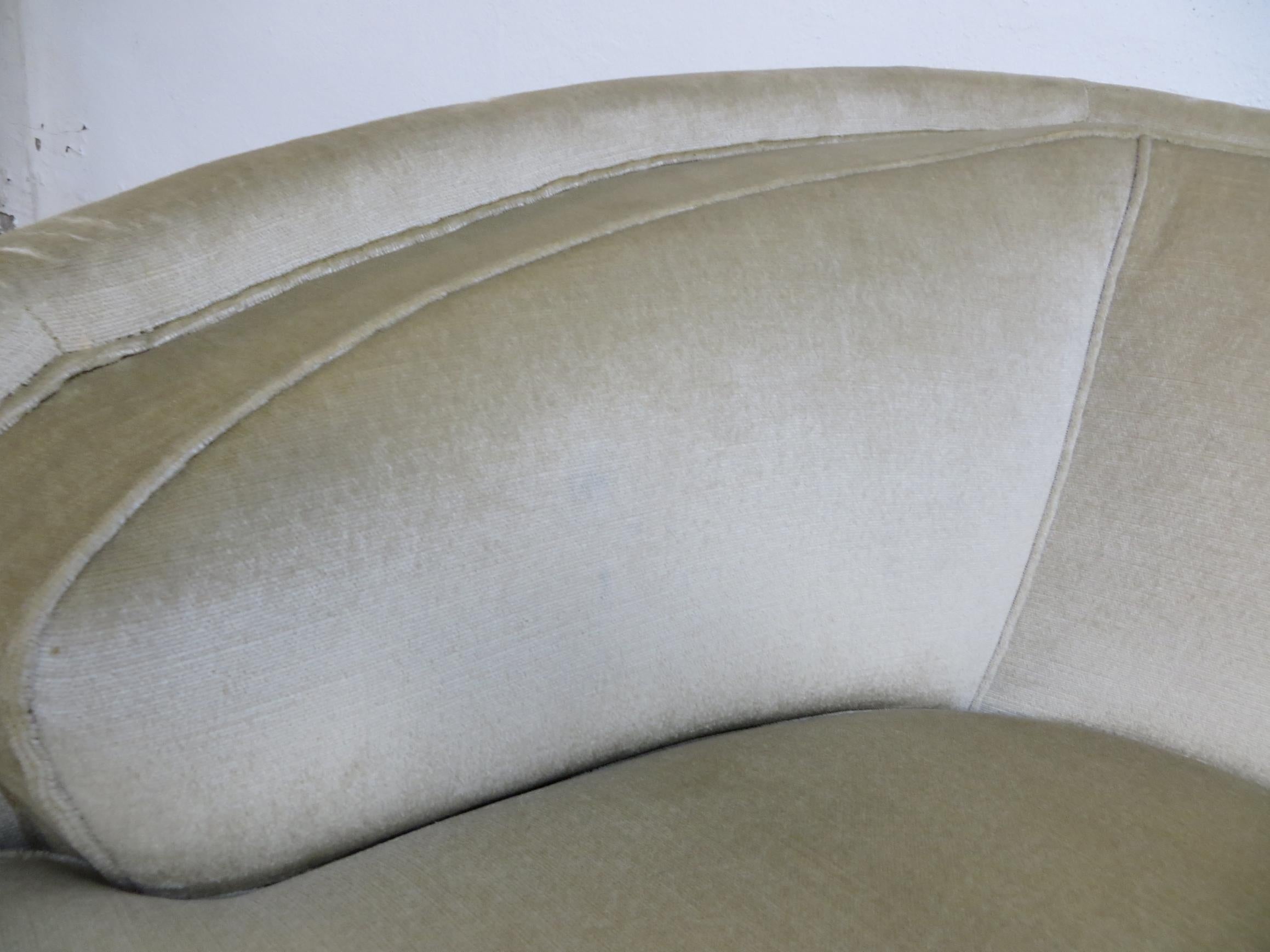 1940s Italian Modern Curved Vintage Design Sofa in Beige Velvet-Velour, 3-Seater For Sale 6