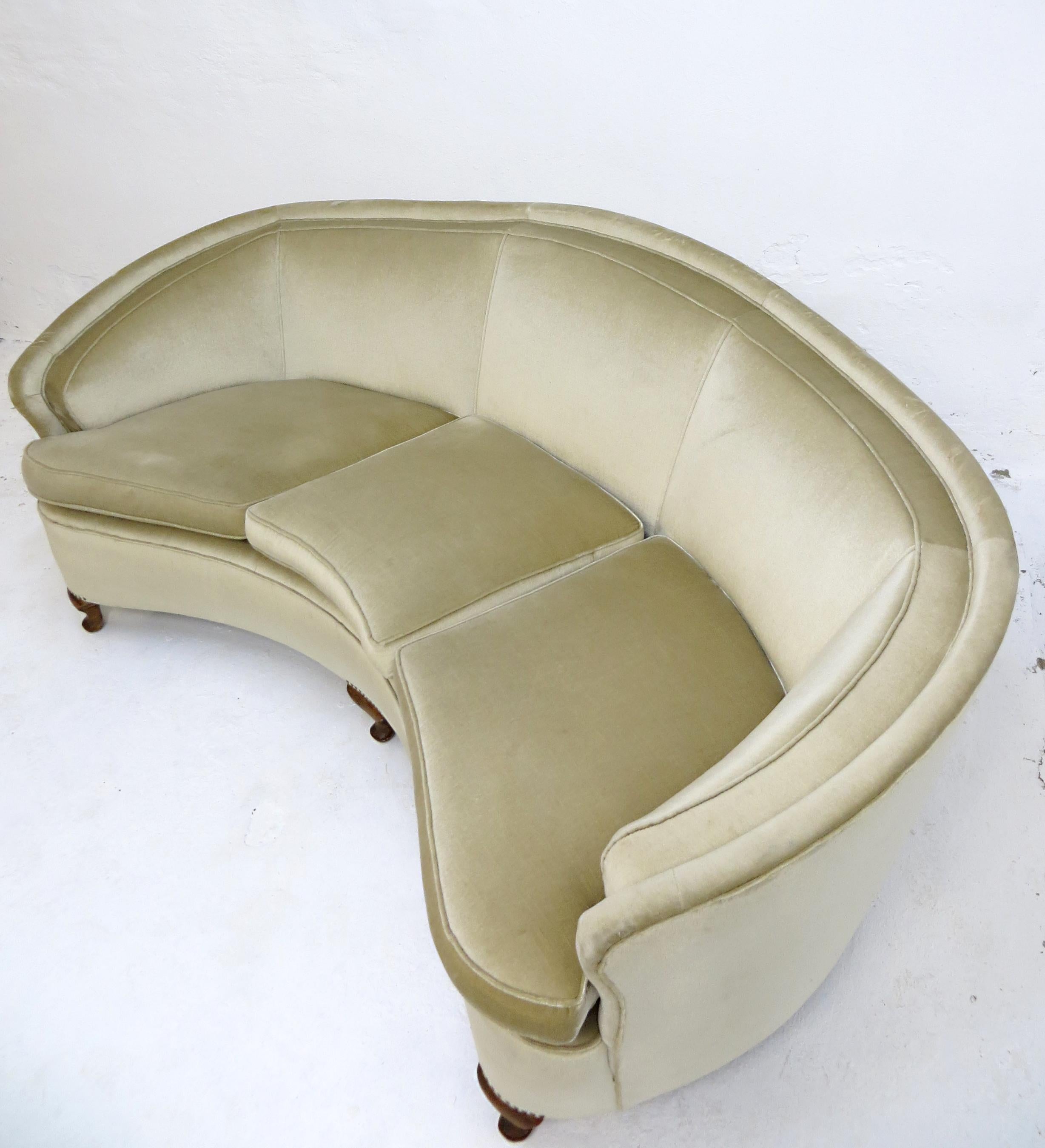 We offer you an Art Deco / Mid-Century Modern design sofa from Italy with a beautiful banana curved shaped  attributed to Gio Ponti. 
This sofa is from high-class quality. The velvet-velour / velor fabric cover in fine, timeless and luxury beige is