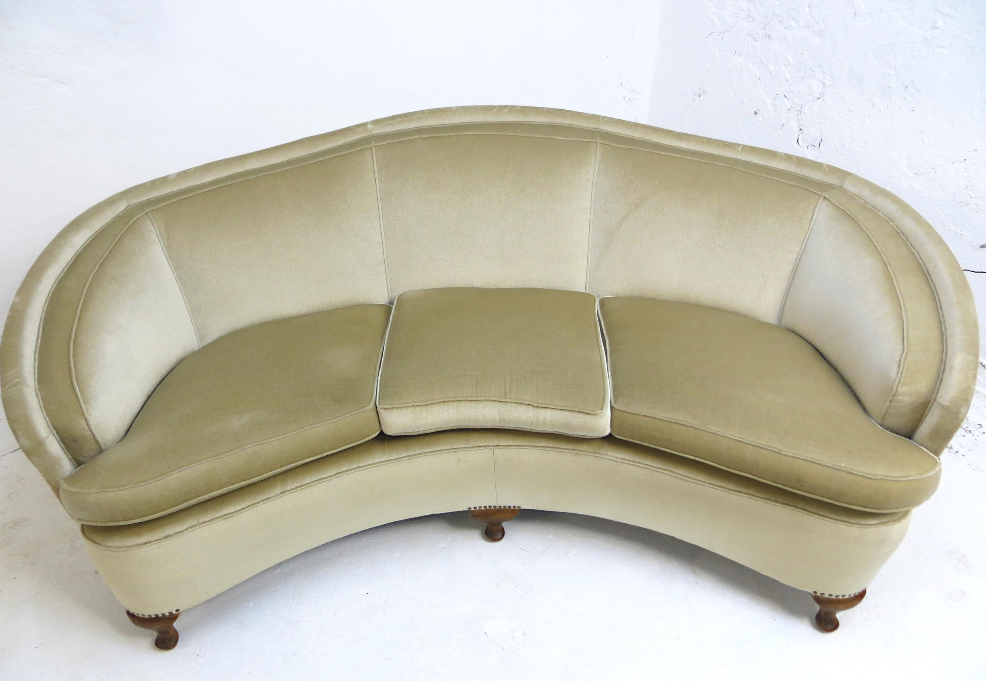 1940s Italian Modern Curved Vintage Design Sofa in Beige Velvet-Velour, 3-Seater (Moderne der Mitte des Jahrhunderts) im Angebot