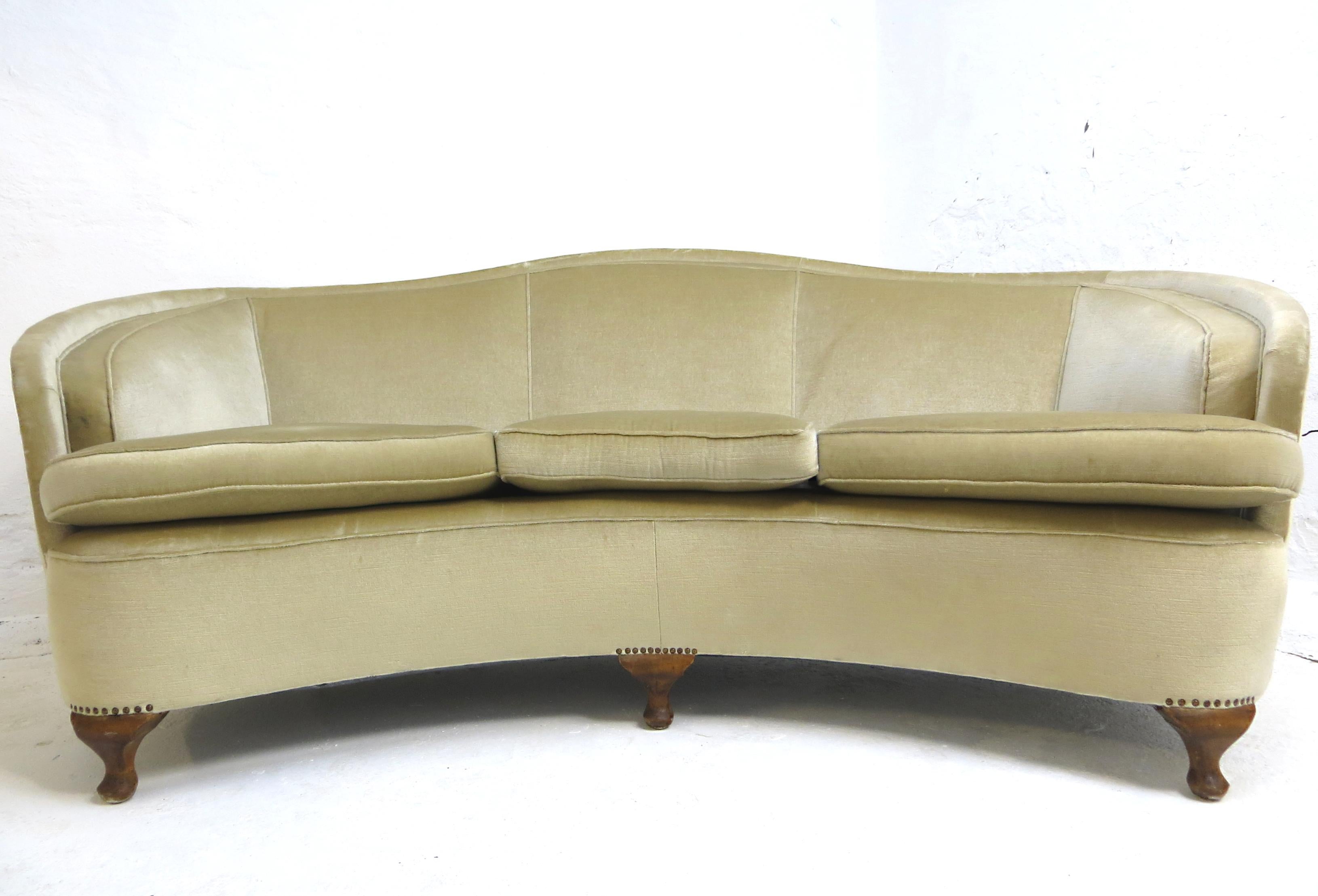 1940s Italian Modern Curved Vintage Design Sofa in Beige Velvet-Velour, 3-Seater (Italienisch) im Angebot