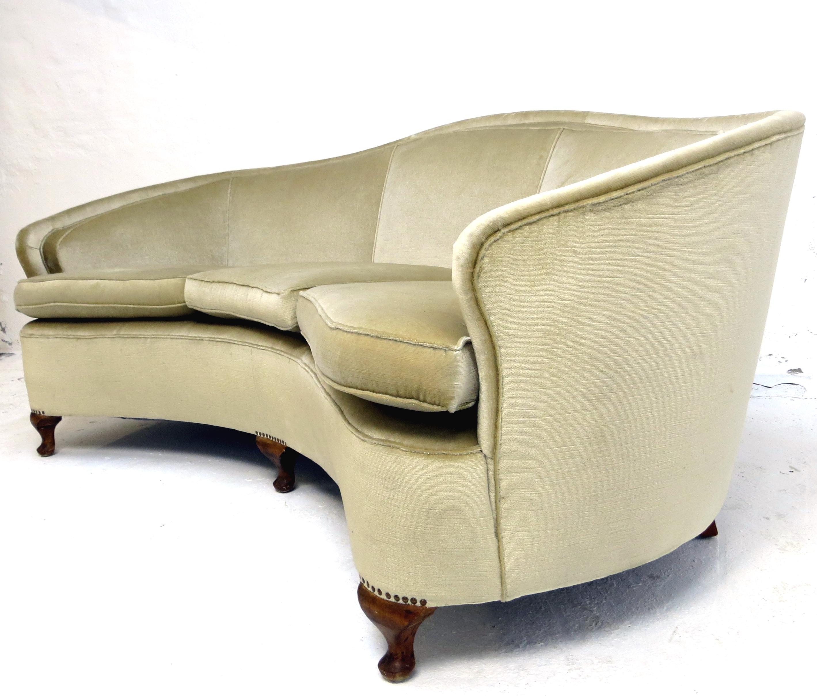 1940s Italian Modern Curved Vintage Design Sofa in Beige Velvet-Velour, 3-Seater im Zustand „Gut“ im Angebot in Hamburg, DE